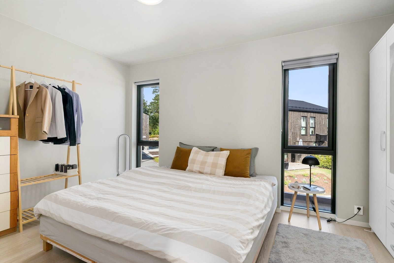 God plass til dobbeltseng og øvrig møblement. Galleribilde