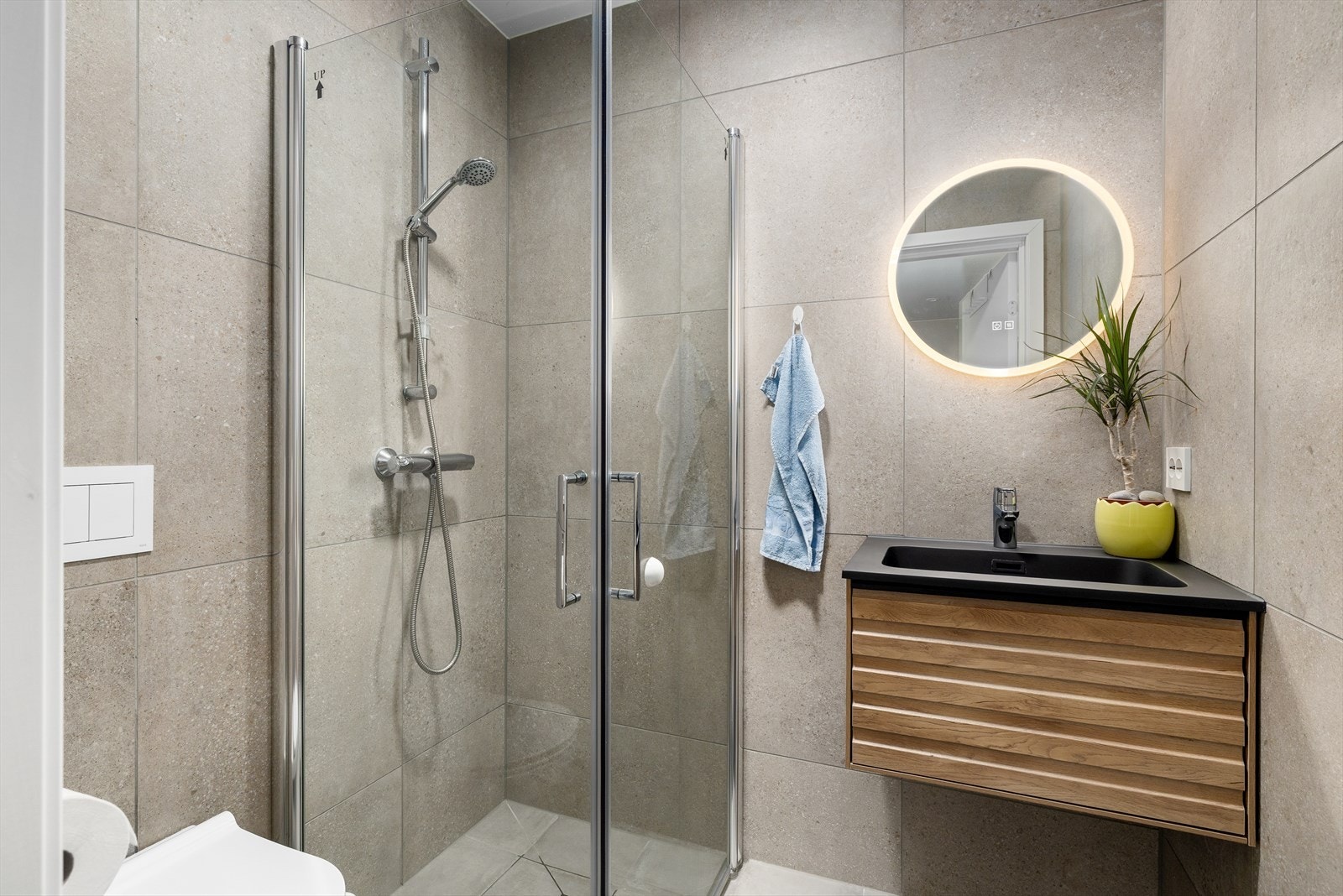 Bad i 1. etasje - Med sin plassering, tilknyttet gangen, blir dette hjemmets naturlige gjeste- bad/toalettrom. Galleribilde