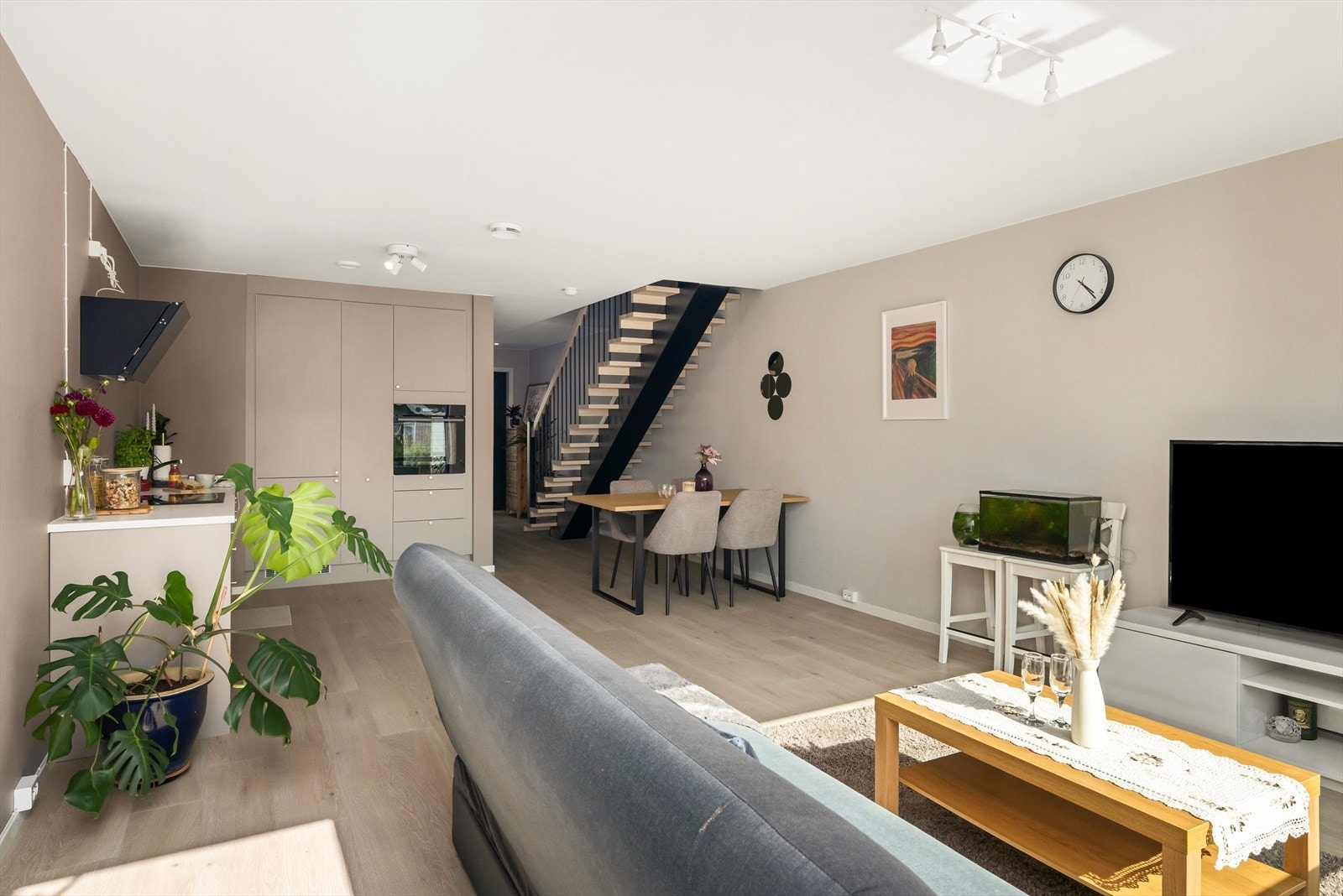 Stuen og spisestuen med god møbleringsfrihet. Galleribilde