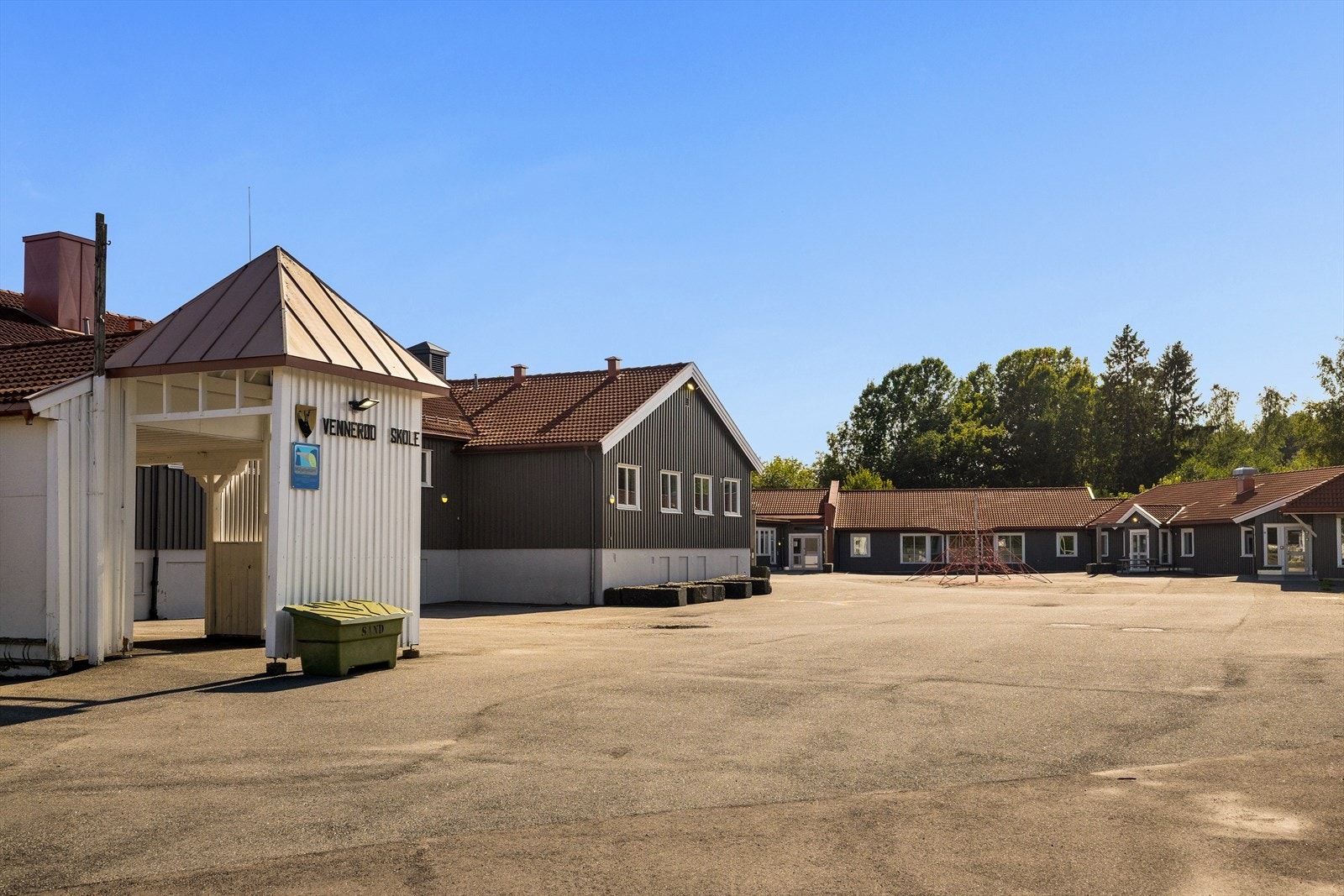 Vennerød skole er en barneskole med omtrent 110 elever i gangavstand fra Pikåsveien 1 Galleribilde