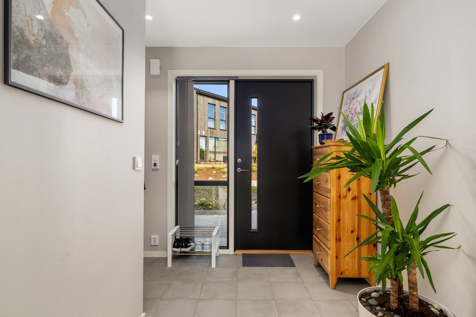 Adkomst via en innbydende entre i første etasje, som gir et godt førsteinntrykk av boligen. Galleribilde