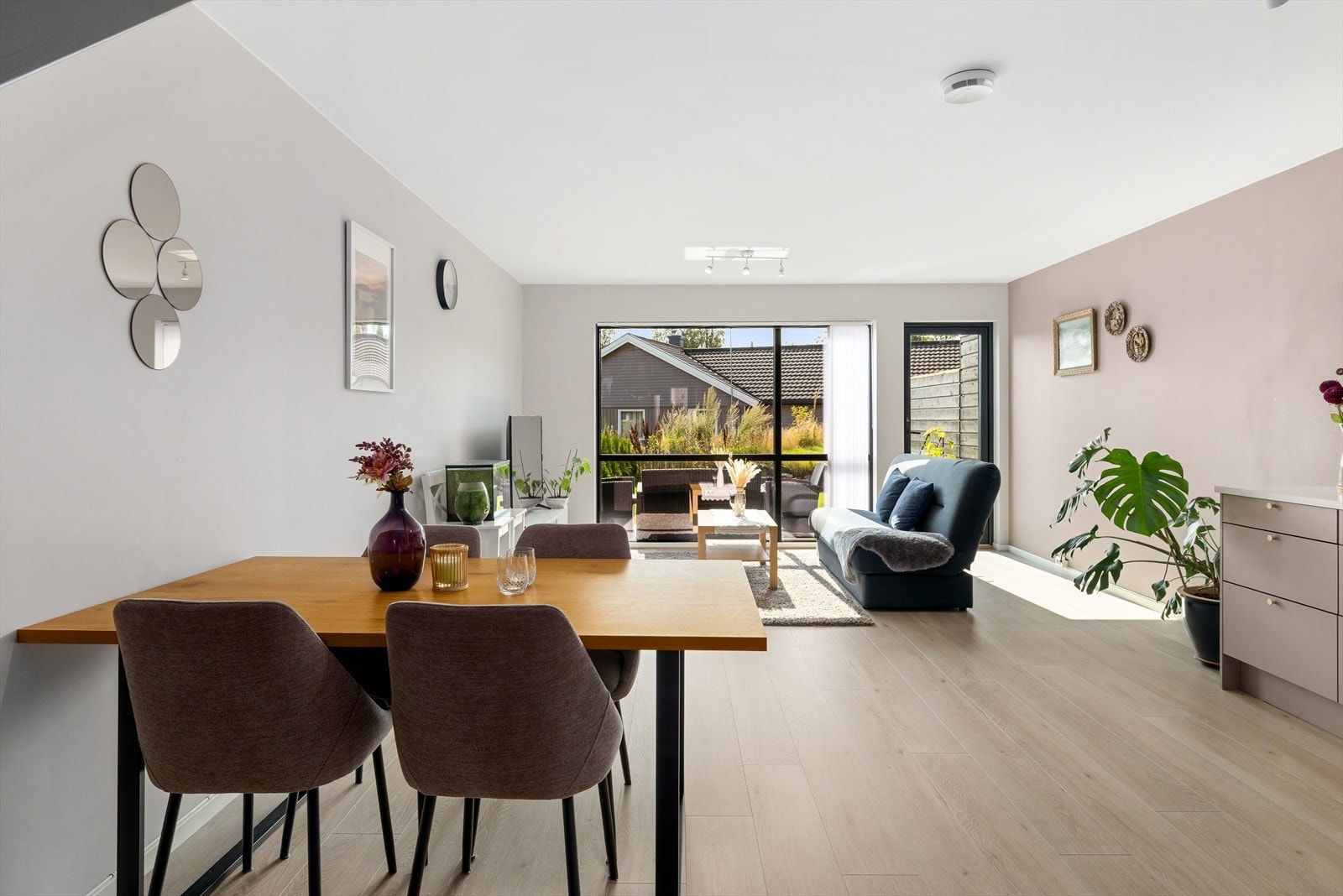 De store vinduene i stuen sørger for rikelig med naturlig lysinnslipp Galleribilde