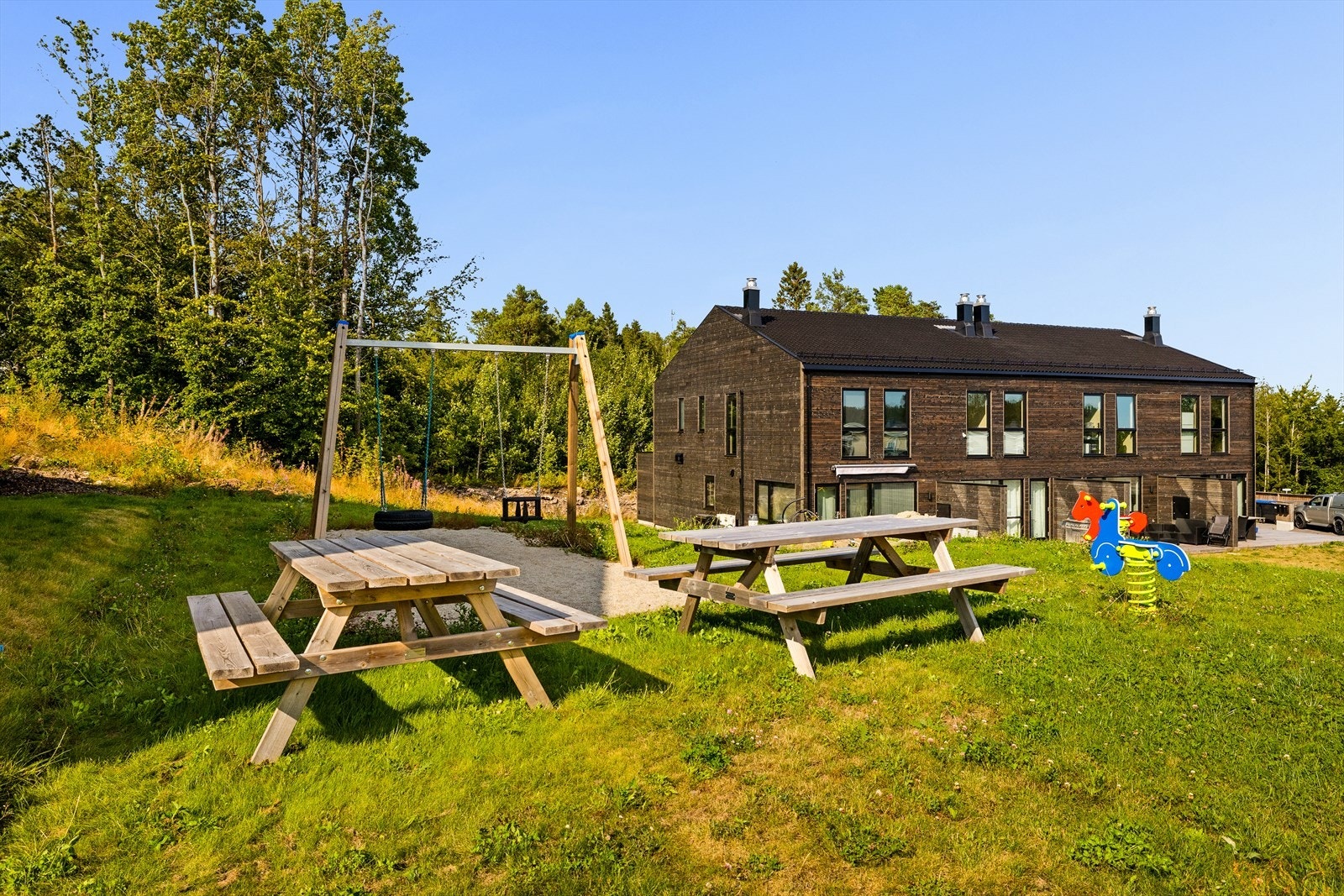 Meget barnevennlig område. Det er lekeplass i umiddelbar nærhet til boligen. Galleribilde