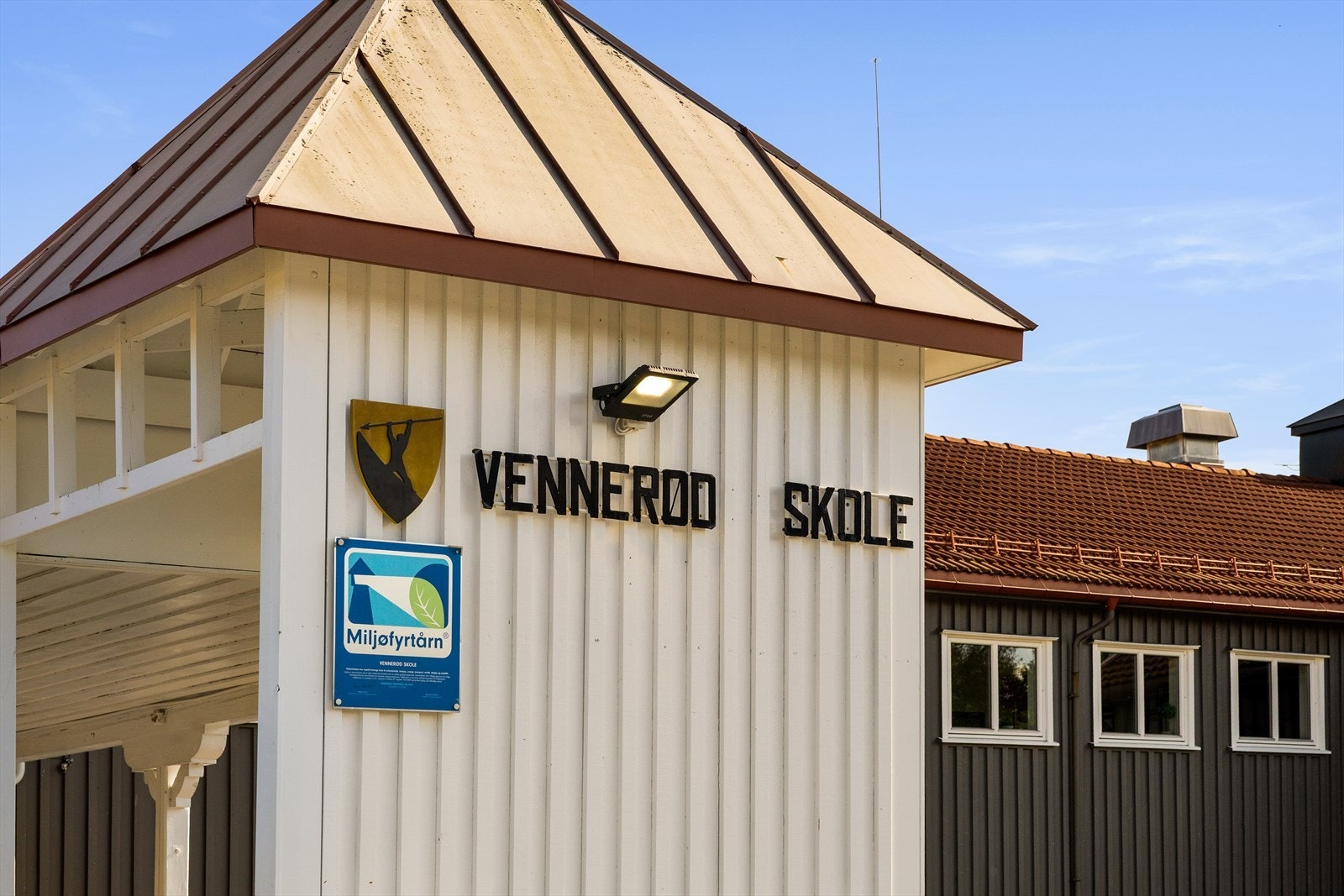 Vennerød skole er en barneskole med omtrent 110 elever i gangavstand fra Pikåsveien 1 Galleribilde