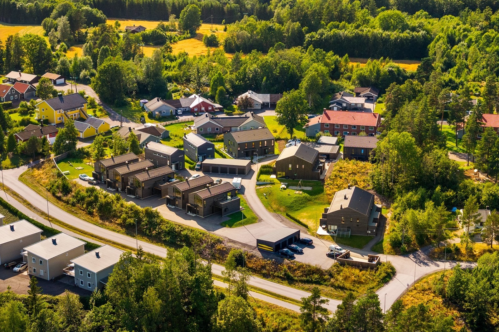 Eiendommen har en naturskjønn, skjermet beliggenhet omtrent midt mellom Stokke og Andebu, i Sandefjord kommune. Galleribilde