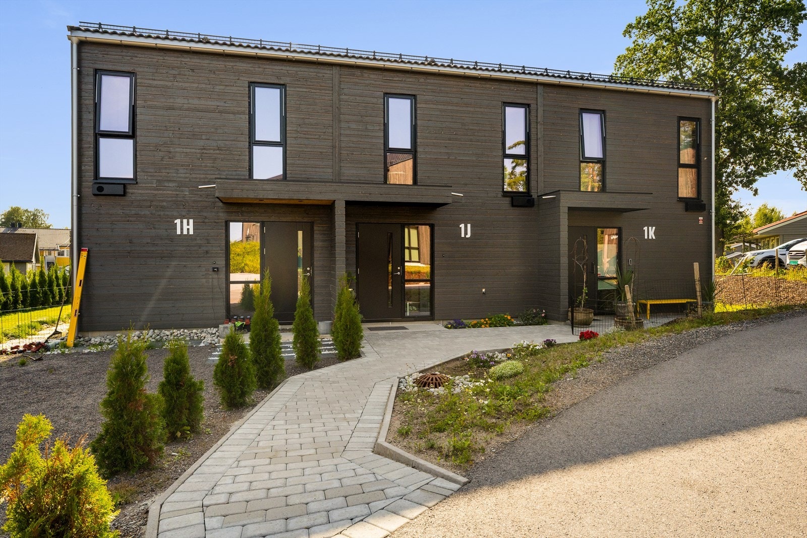 Dette er en nyere, moderne og innflytningsklar bolig med gjennomtenkte løsninger og flotte materialvalg. Galleribilde