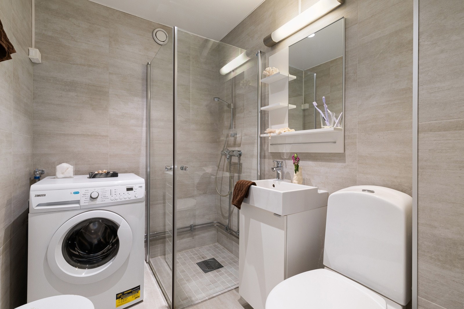 Bad/wc er helfliset og har varmekabler i gulvet, mekanisk avtrekk og innfelte downlights som gir et behagelig lys. Galleribilde