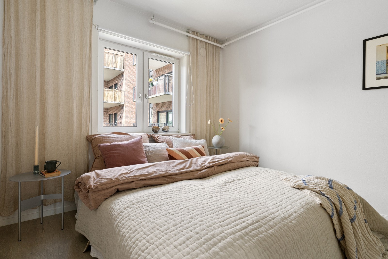 Store vindusflater gir rikelig med naturlig lys og bidrar til en lys og luftig romfølelse. Galleribilde