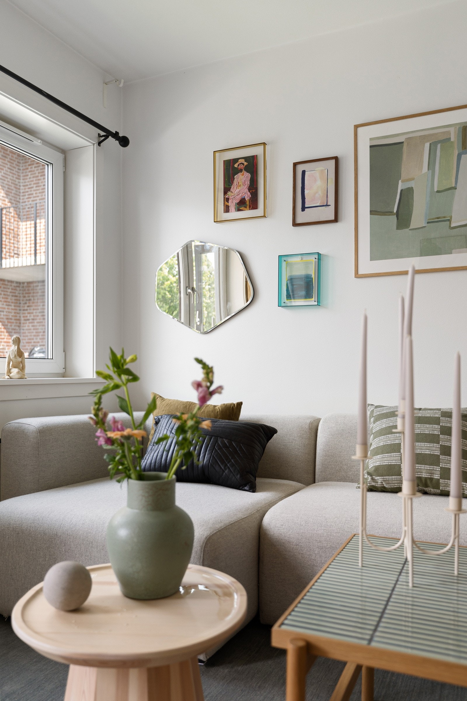 Lys og innbydende stue med store vindusflater som slipper inn rikelig med dagslys og rammer inn en vakker utsikt. Galleribilde