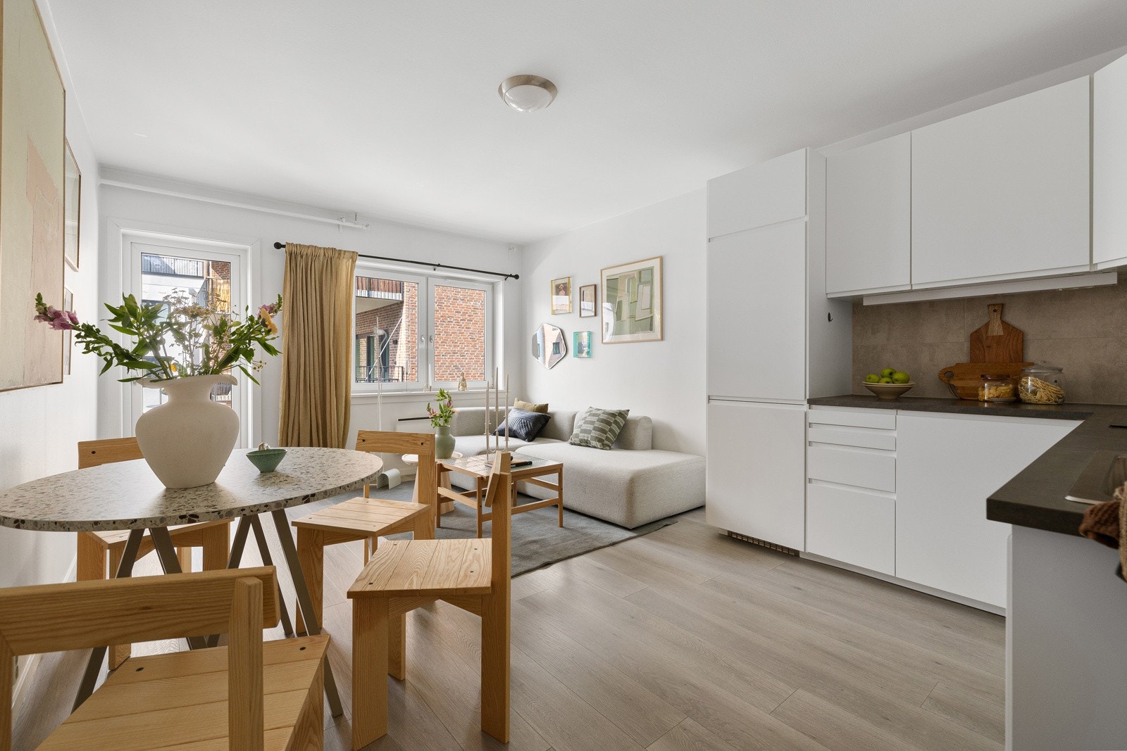 Leiligheten preges av lyse fargevalg og en god planløsning som skaper ulike sosiale soner. Galleribilde