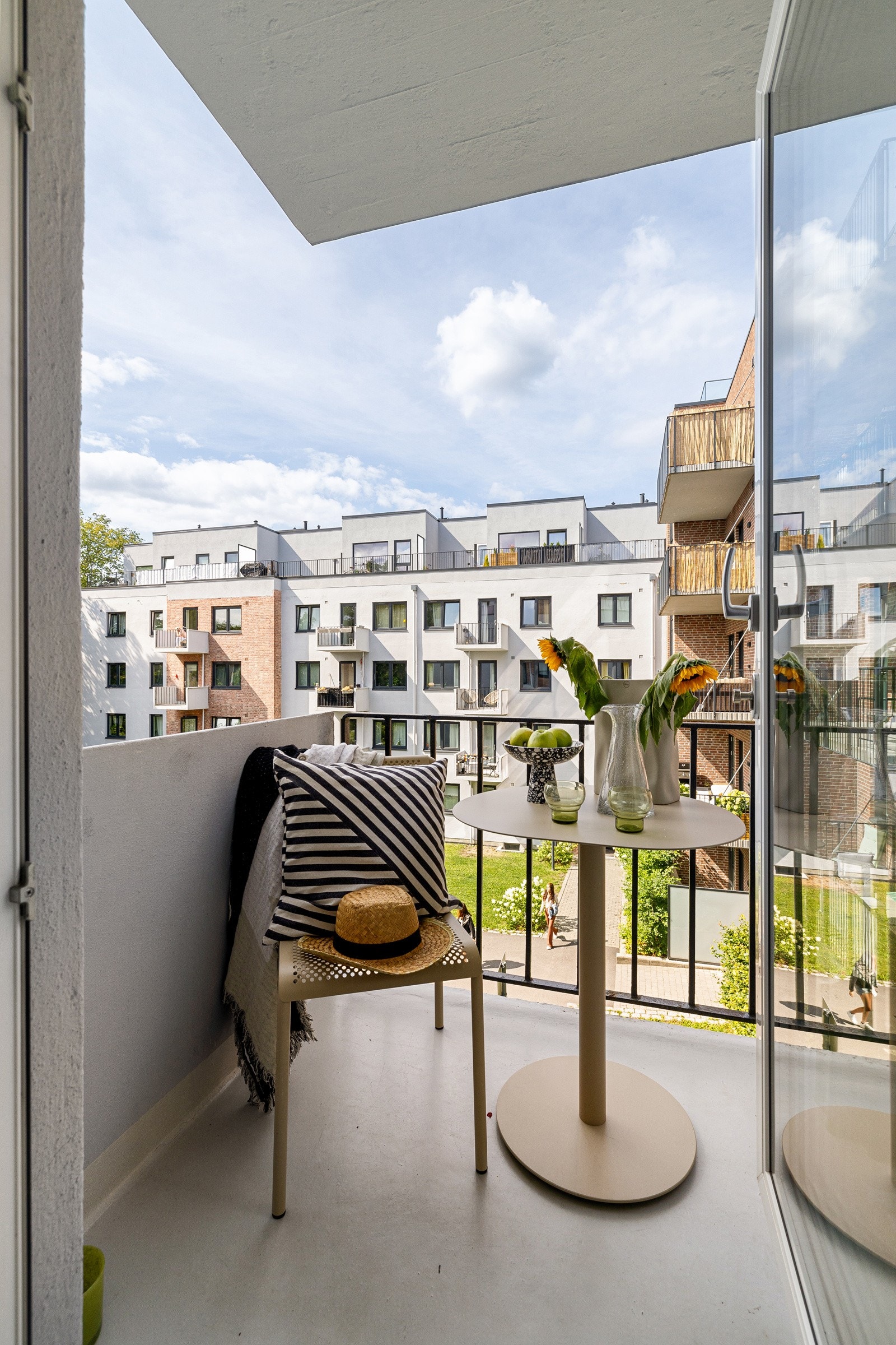 Fra stuen er det direkte utgang til en solrik balkong på ca. 2,5m² - perfekt for morgenkaffen eller ettermiddagsroen. Galleribilde