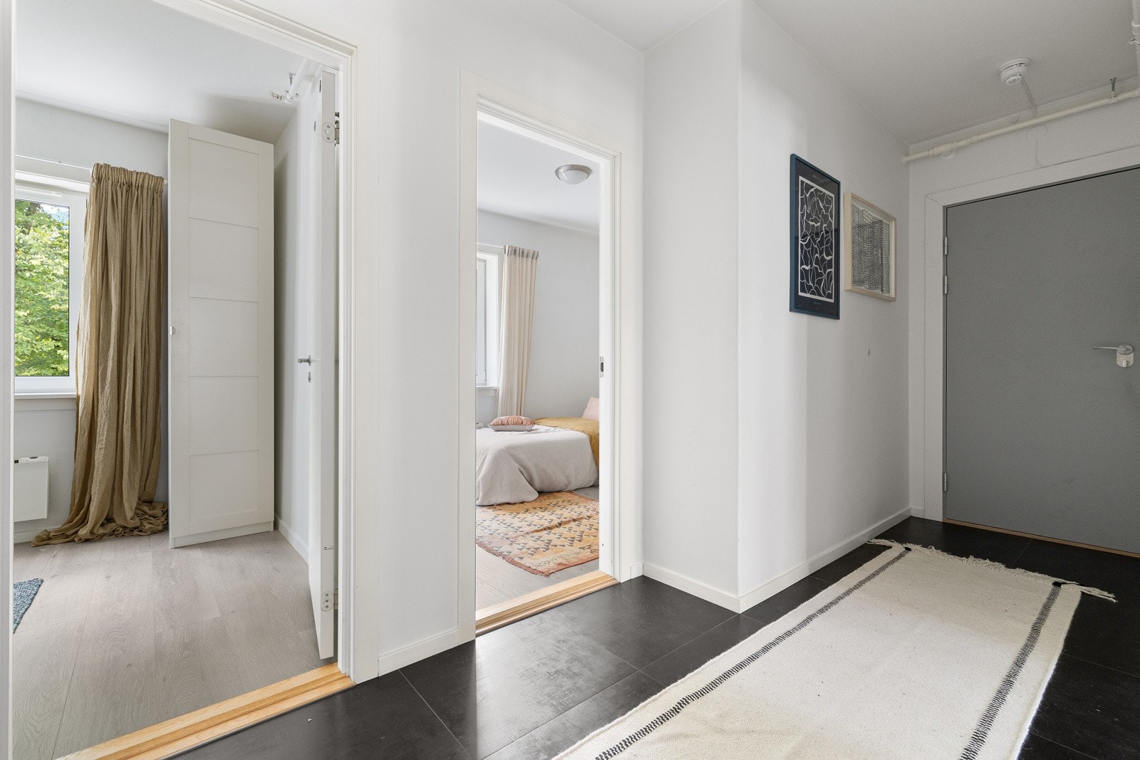 Leiligheten byr på tre romslige soverom, alle med god plass til dobbeltseng, nattbord på hver side og garderobeløsning. Galleribilde