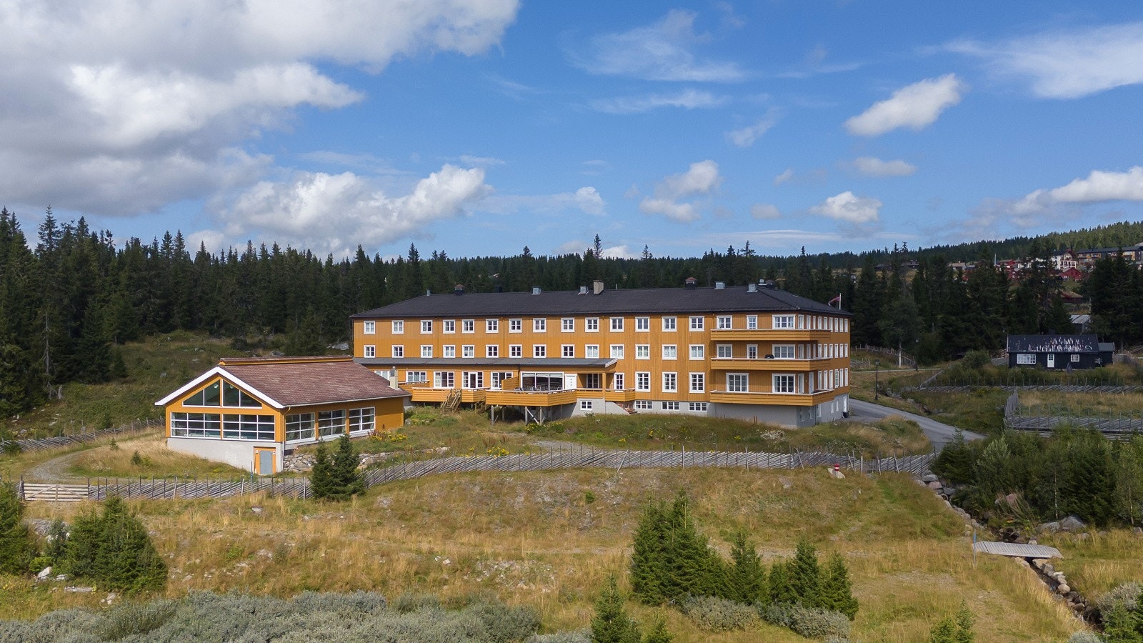 Leiligheten ligger som et godt utgangspunkt for flotte turmuligheter både sommer som vinter med kort vei til bl.a fantastiske skiløyper og turstier. Galleribilde