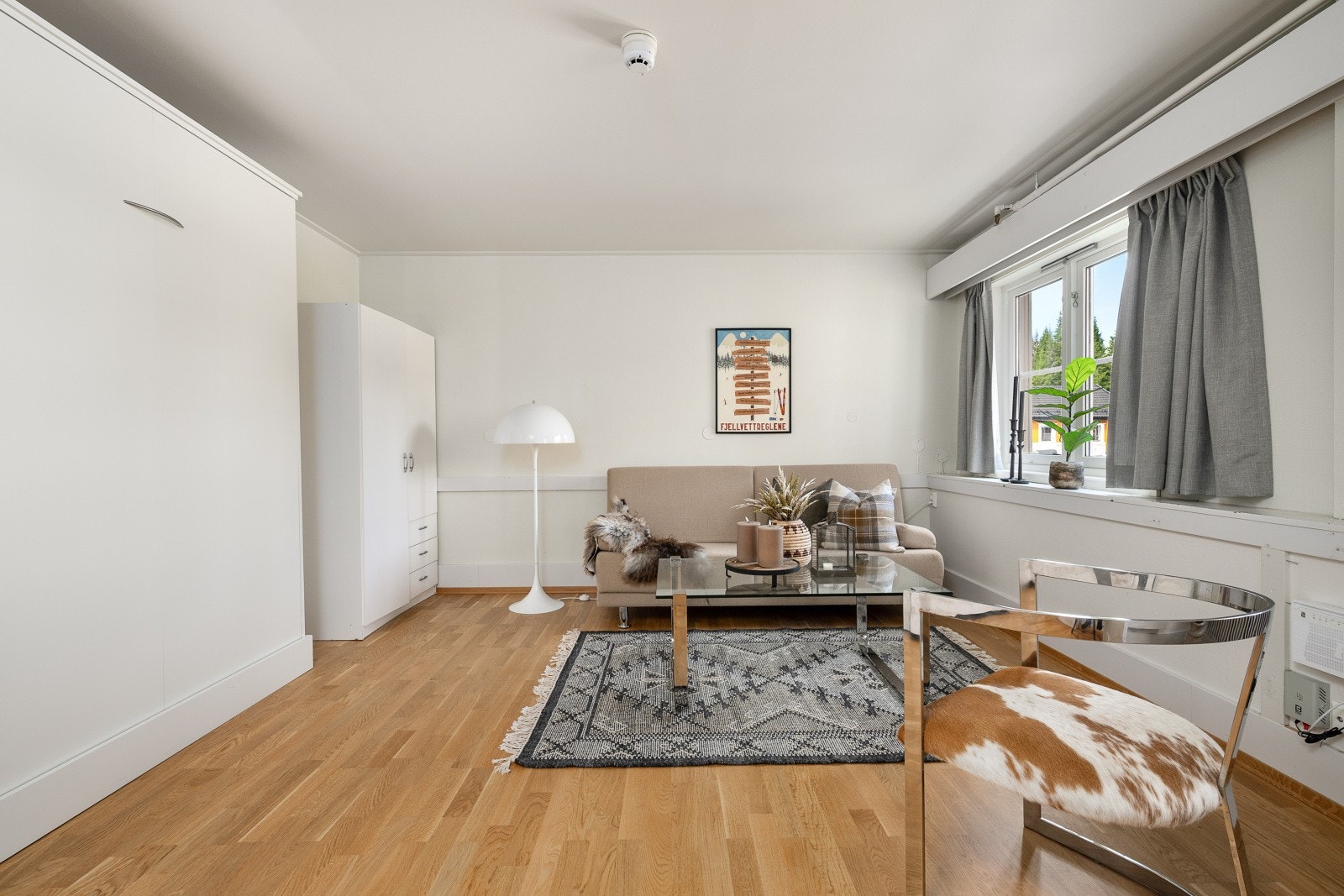 Leiligheten ligger i 2. etg og inneholder entré med kjøkken, stue med sengeplasser og bad. Galleribilde