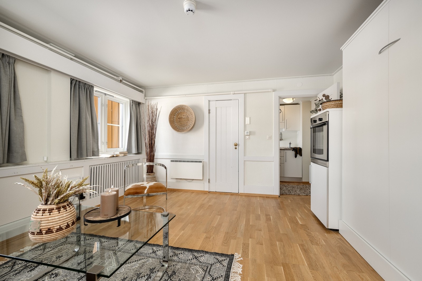 Leiligheten varmes opp med panelovn i stuen og radiator fra felles elektrisk fyrt anlegg. Galleribilde