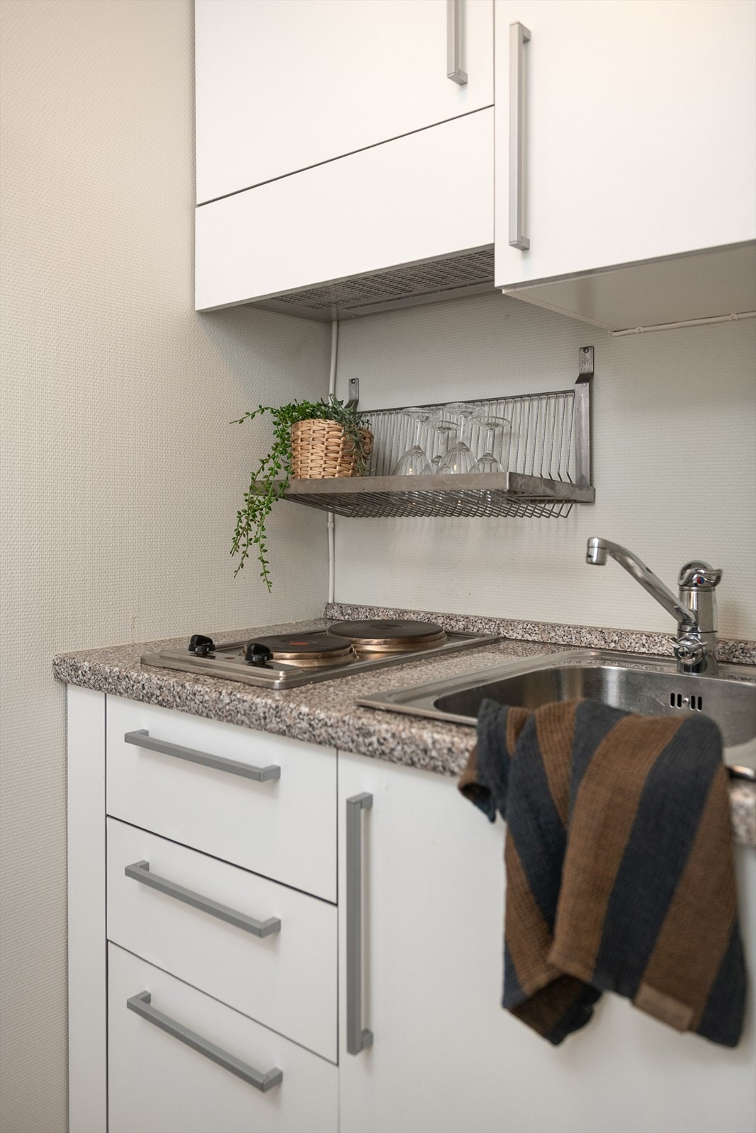 Kjøkkenet er funksjonelt utstyrt med laminerte skrog, glatte fronter og laminat benkeplate med nedfelt stålvask og ettgreps blandebatteri. Galleribilde