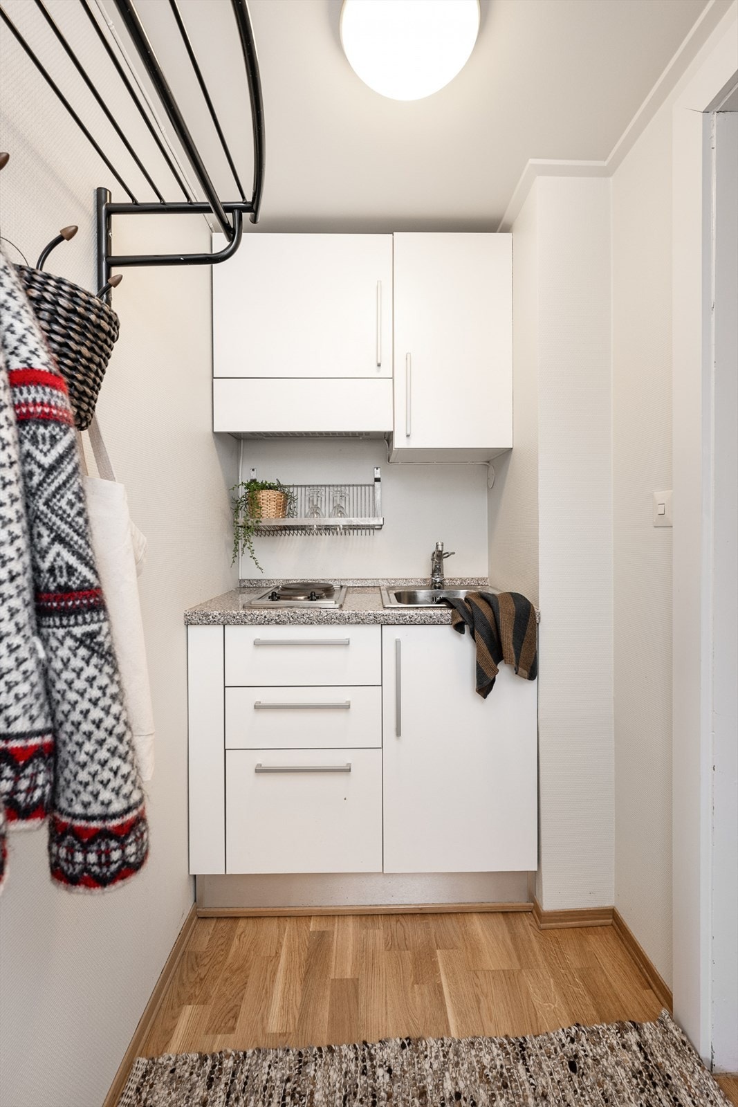 Leiligheten har entré med plass til yttertøy og sko, hvor kjøkkenet er integrert i romløsningen. Galleribilde