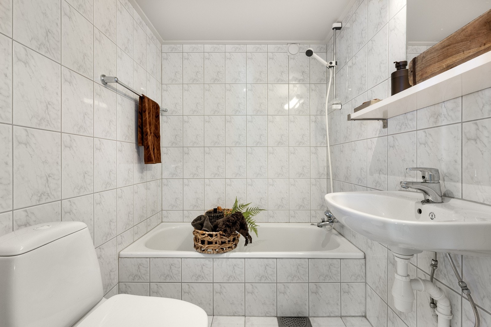 Det er adkomst til badet fra stuen, og har standard fra 1994. Galleribilde