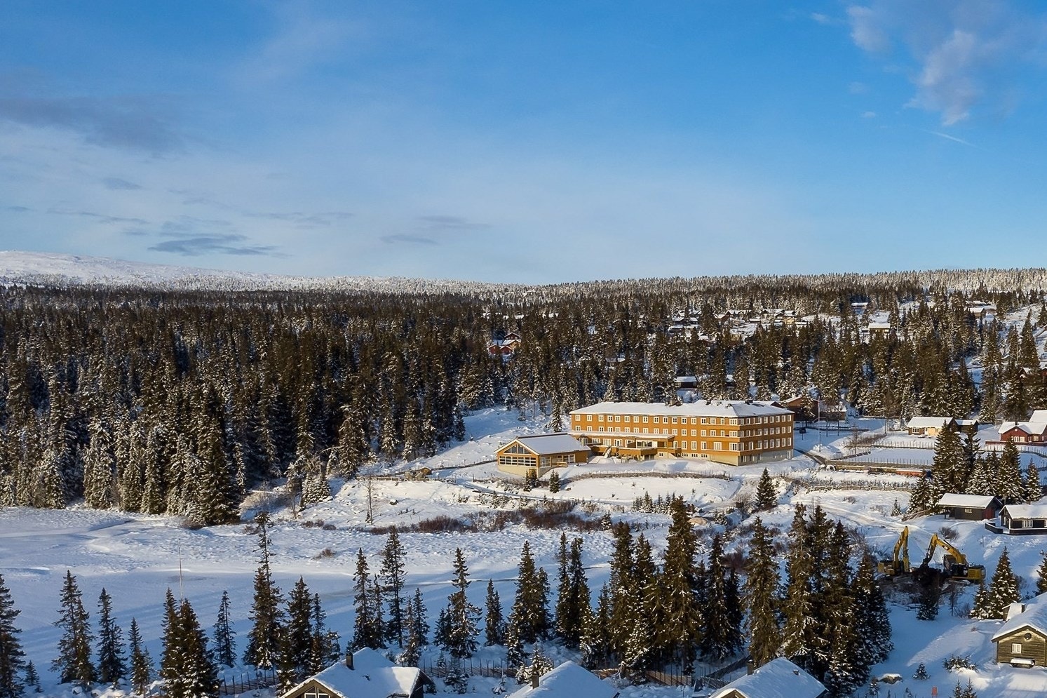 Det er hyggelige fellesområder både inne og ute..jpg Galleribilde