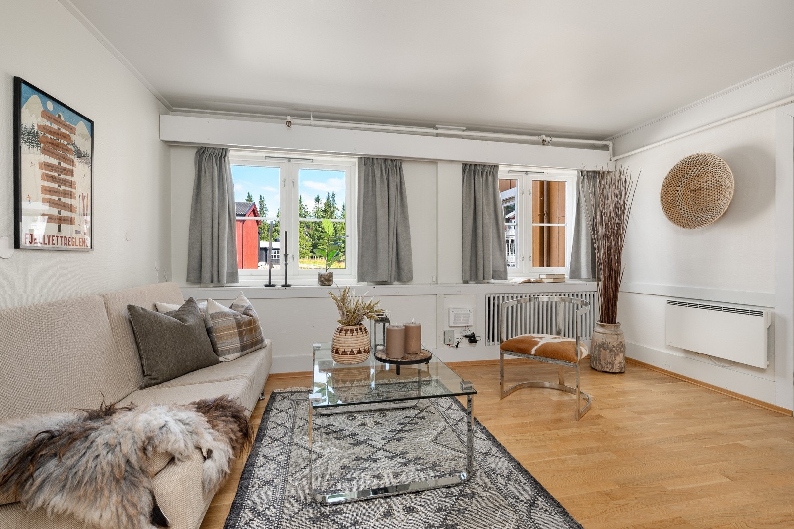 Stuen har flere møbleringsmuligheter og har plass til både sofa og spisebord. Galleribilde