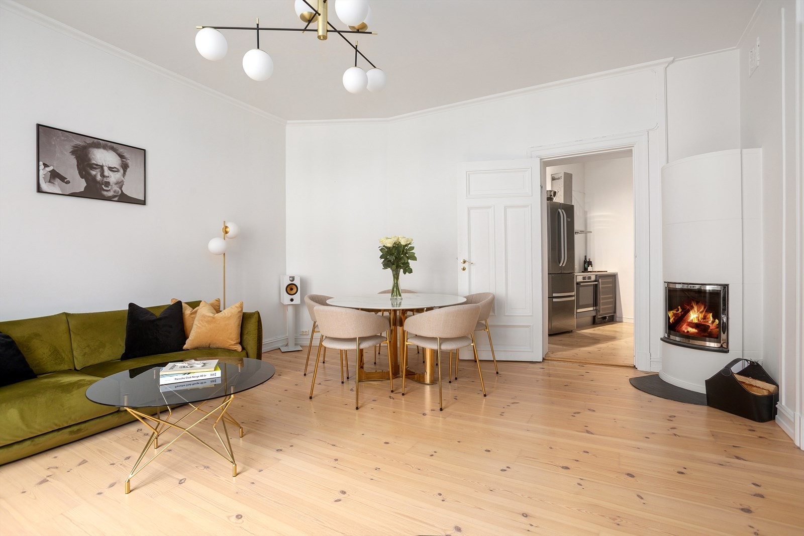 En lys og innbydende 2-roms leilighet med attraktiv beliggenhet i vakker bygård på beste Frogner. Galleribilde