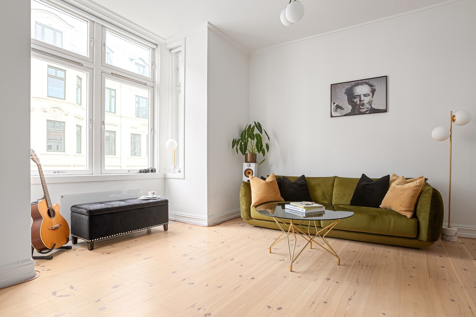 Leiligheten har en lys og romslig stue med store vindusflater. Galleribilde