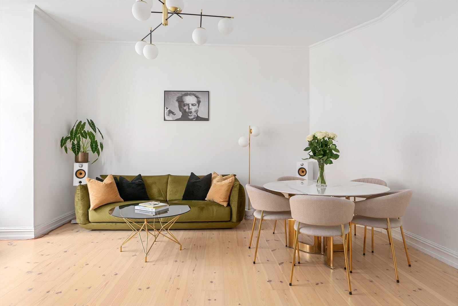 Den romslige stuen er enkel å møbler. Galleribilde