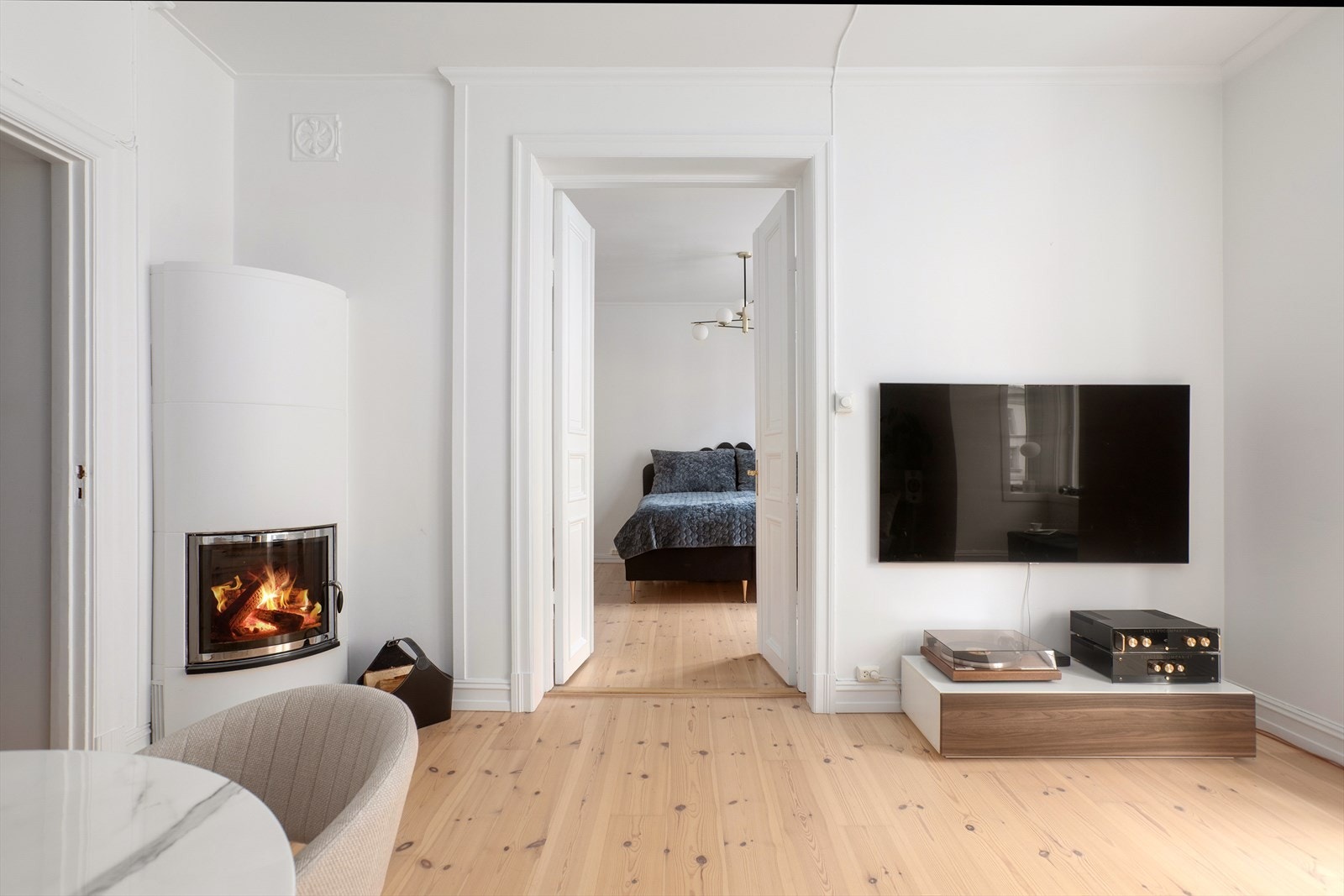 Klassiske doble fløydører tar deg til soverommet. Galleribilde