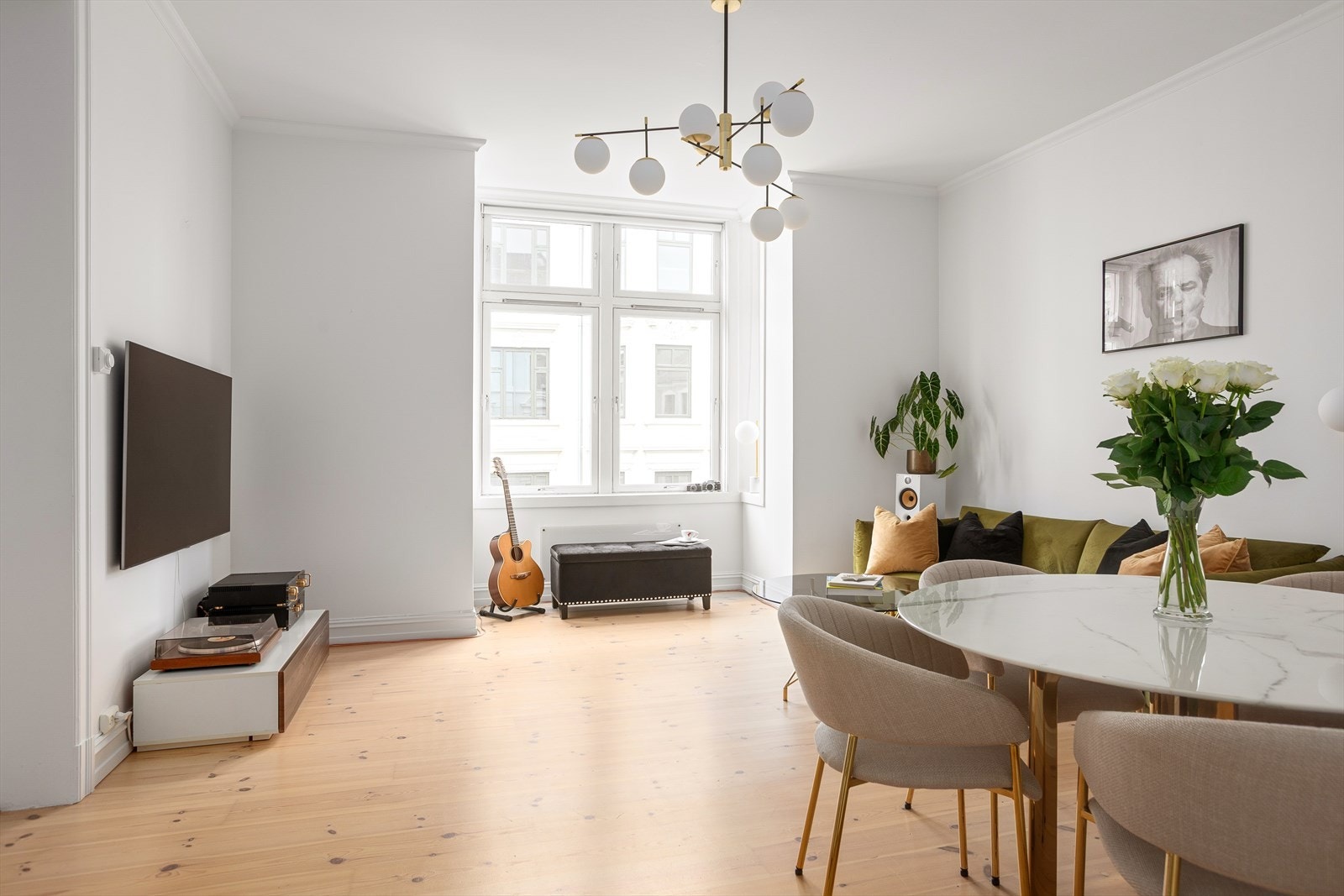 Store vindusflater som gir vakkert lys i leiligheten. Galleribilde