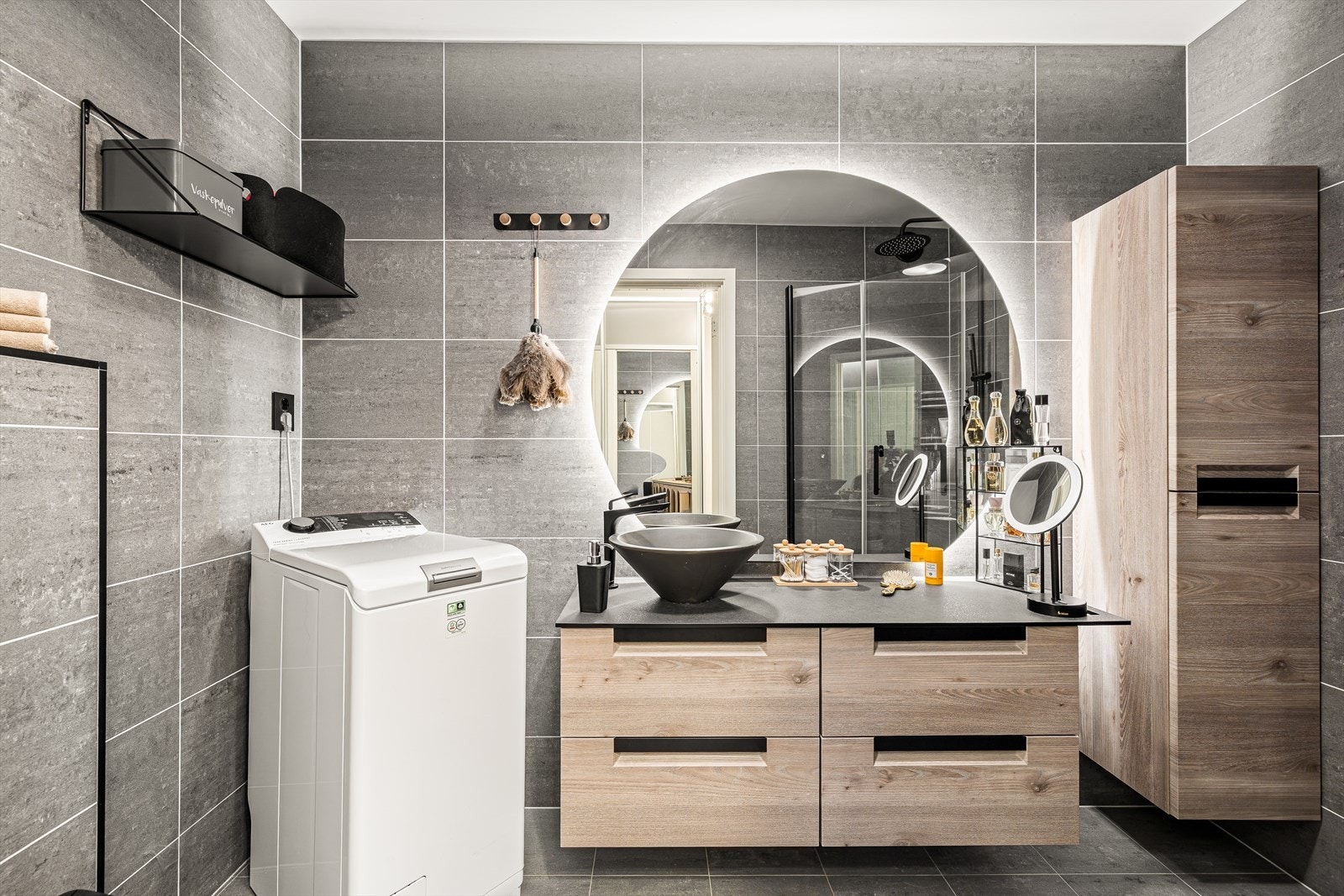 Bad/vaskerom ble pusset opp i 2019, fliselagt gulv m/varmekabler Galleribilde