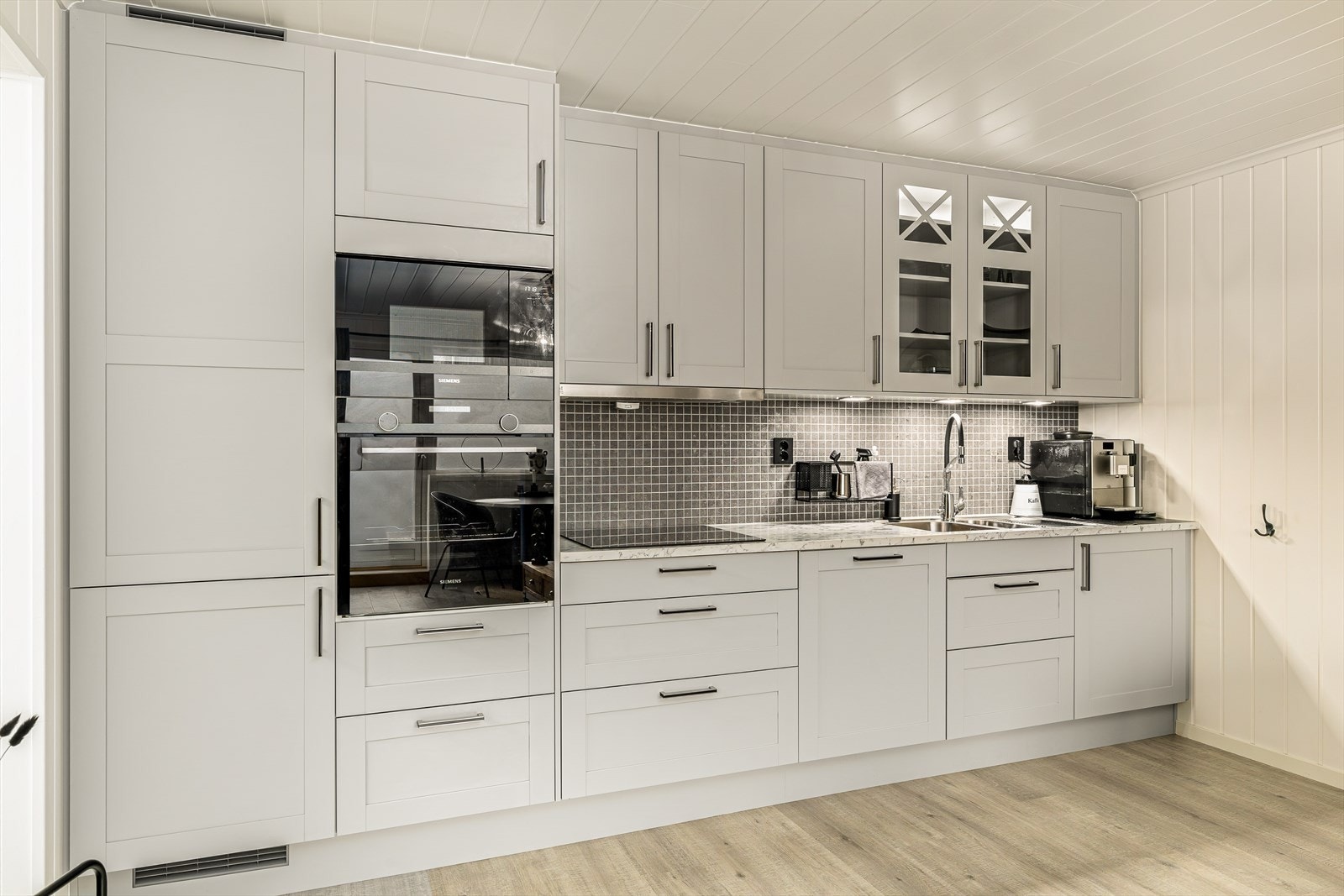 Kjøkkeninnredning fra 2019. Kjøkkenet har innredning med profilerte fronter og benkeplaten er av laminat. Integrerte hvitevarer er kjøl/fryseskap, oppvaskmaskin, platetopp, micro og stekeovn. Det er installert komfyrvakt og automatisk vannstoppesystem Galleribilde