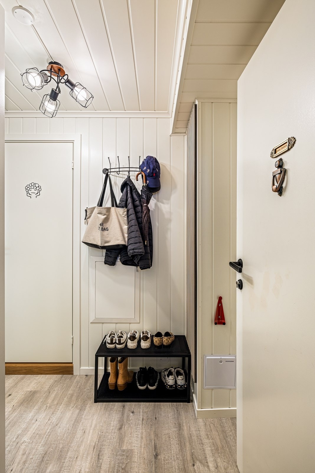 Lys og trivelig entré med god plass til oppheng og oppbevaring - her får du en varm velkomst inn i leiligheten. Galleribilde