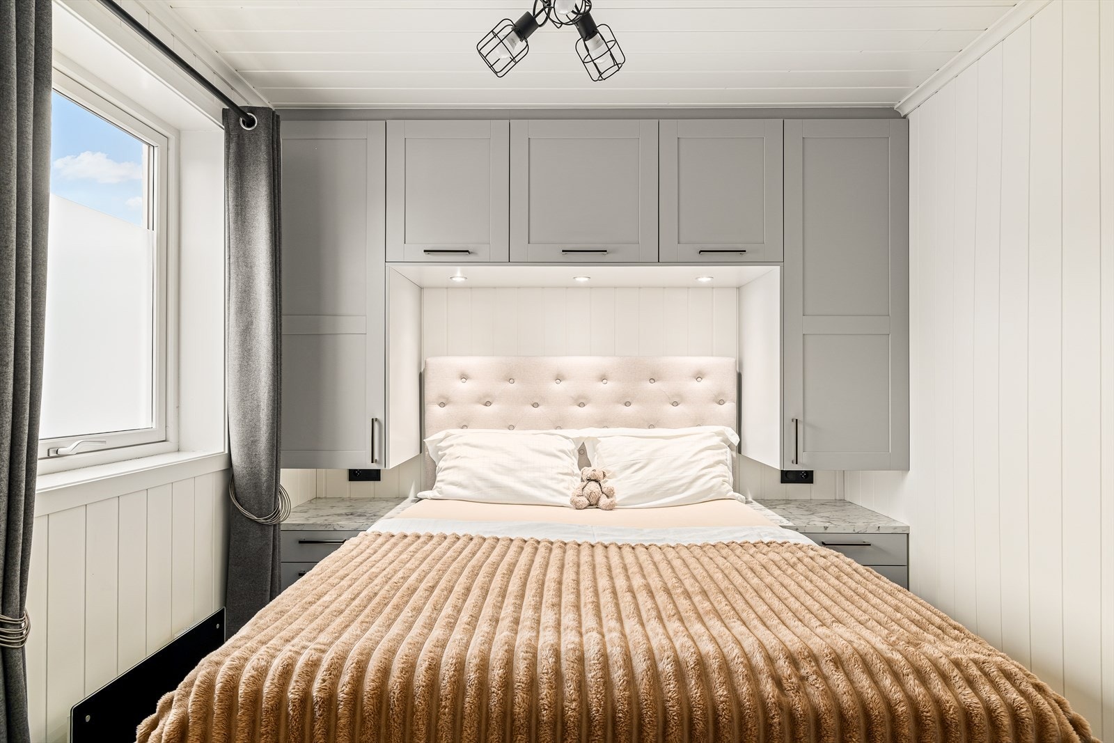 Romslig soverom med plassbygd innredning Galleribilde