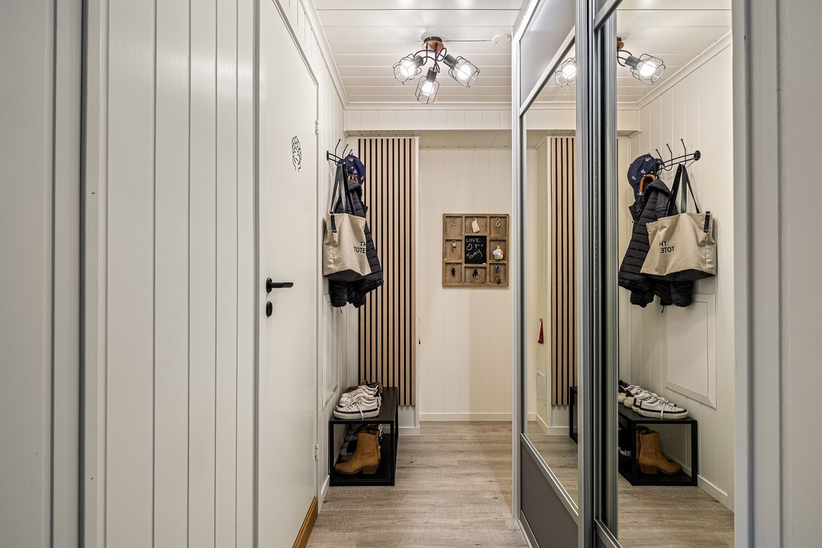 Praktisk skyvedørgarderobe Galleribilde