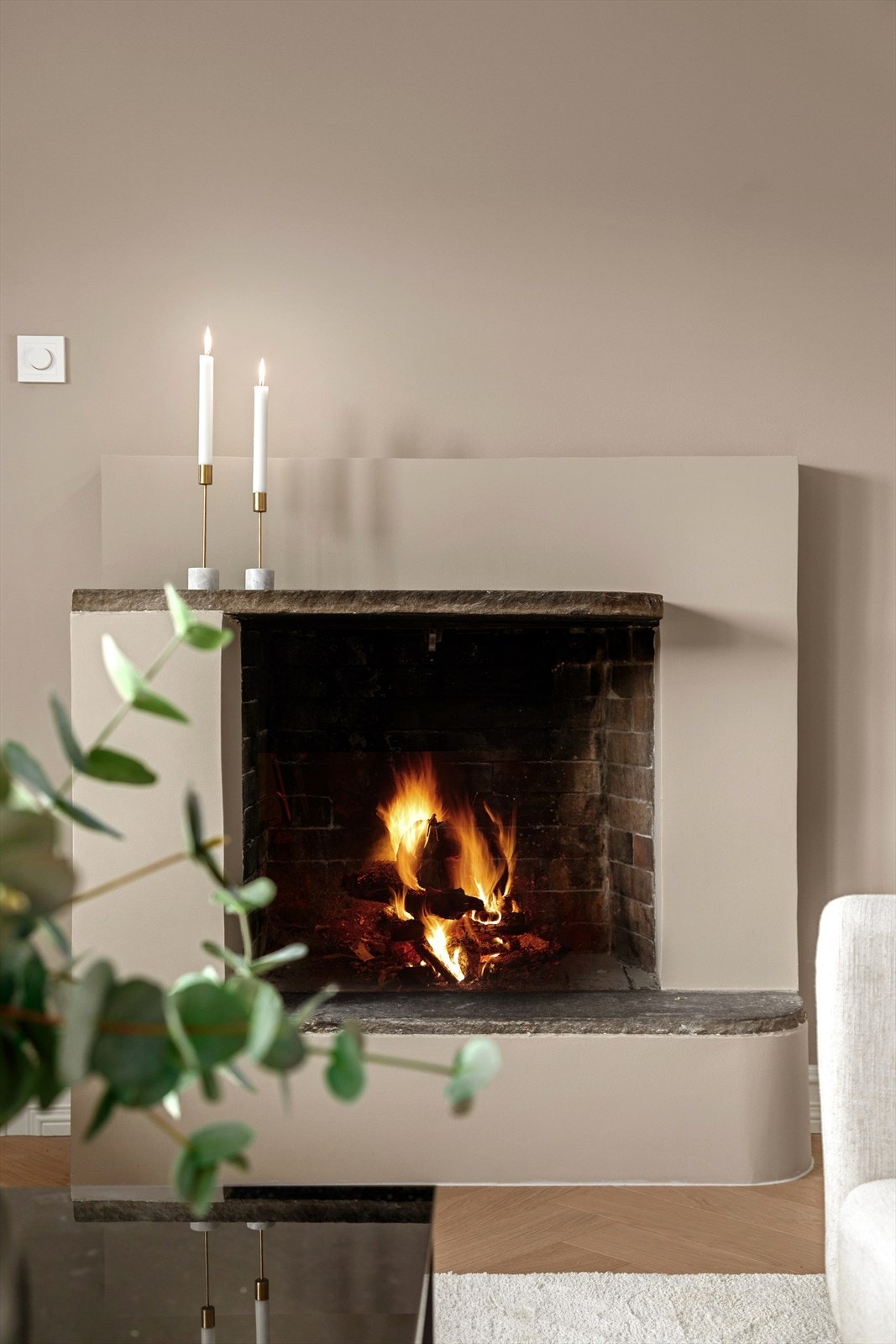 Deilig, åpen peis som avgir masse kos og varme på kalde dager, og er naturlig plassert i leilighetens sosiale rom. Galleribilde