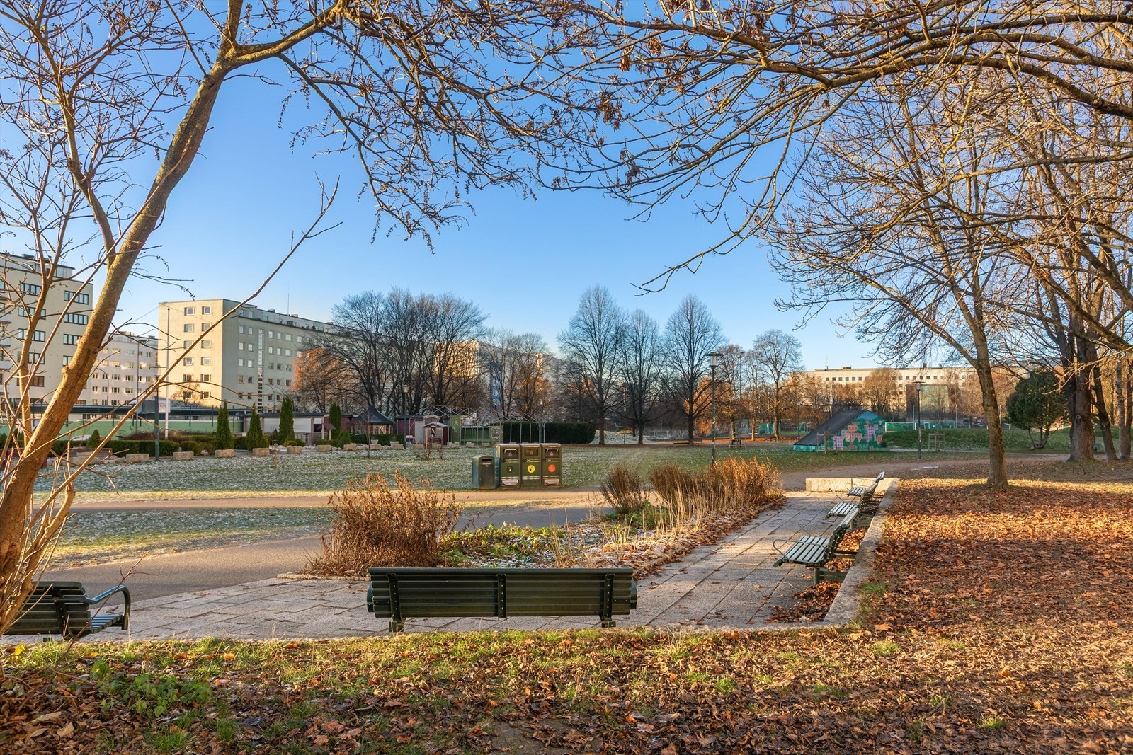 Leiligheten er omringet av flotte grøntområder, og ligger luftig til med et flott utsyn. Galleribilde