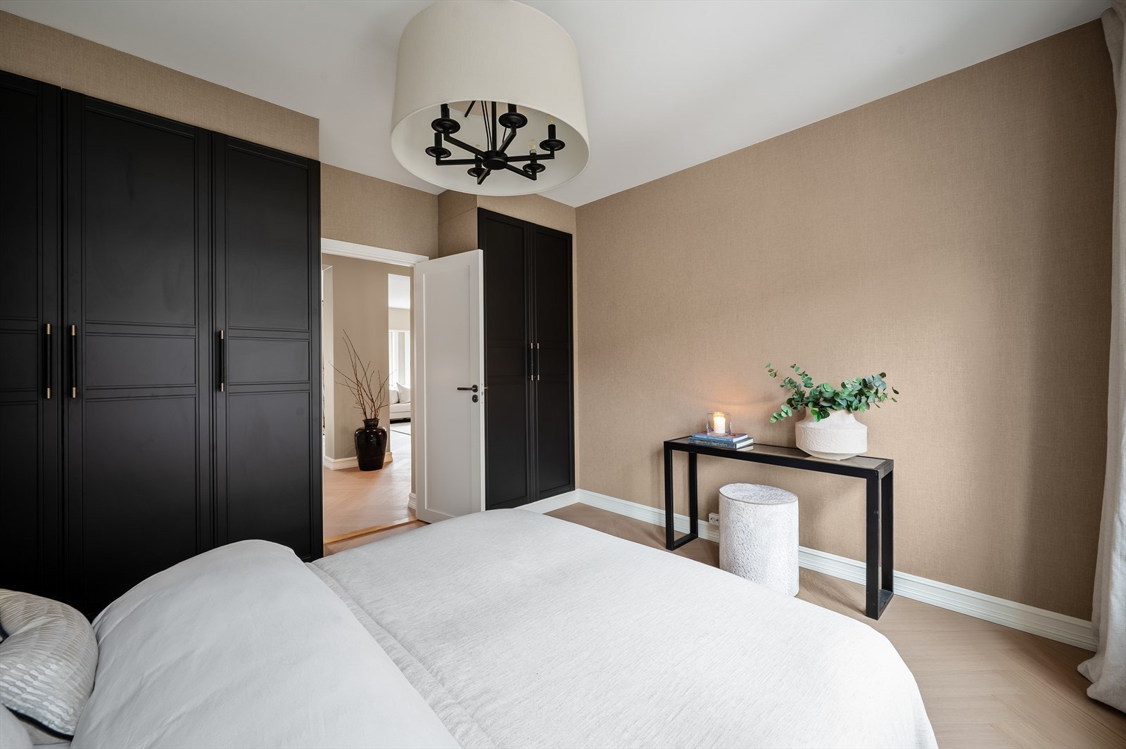 Lys, luftig og innbydende soverom. Galleribilde