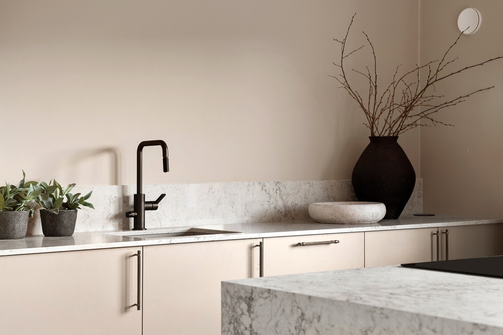 Lekkert og påkostet kjøkkeninnredning fra den danske kvalitetsleverandøren HTH. Armatur fra Tapwell. Galleribilde