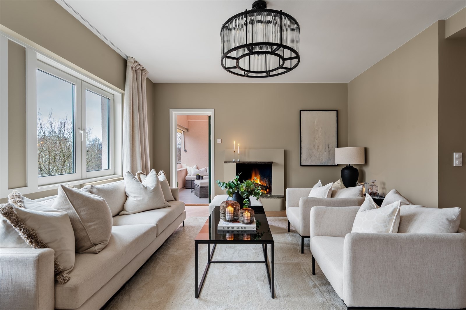 Lys og innbydende stue i delikate fargevalg, fra stuen er det utgang til balkong på 5 m². Galleribilde