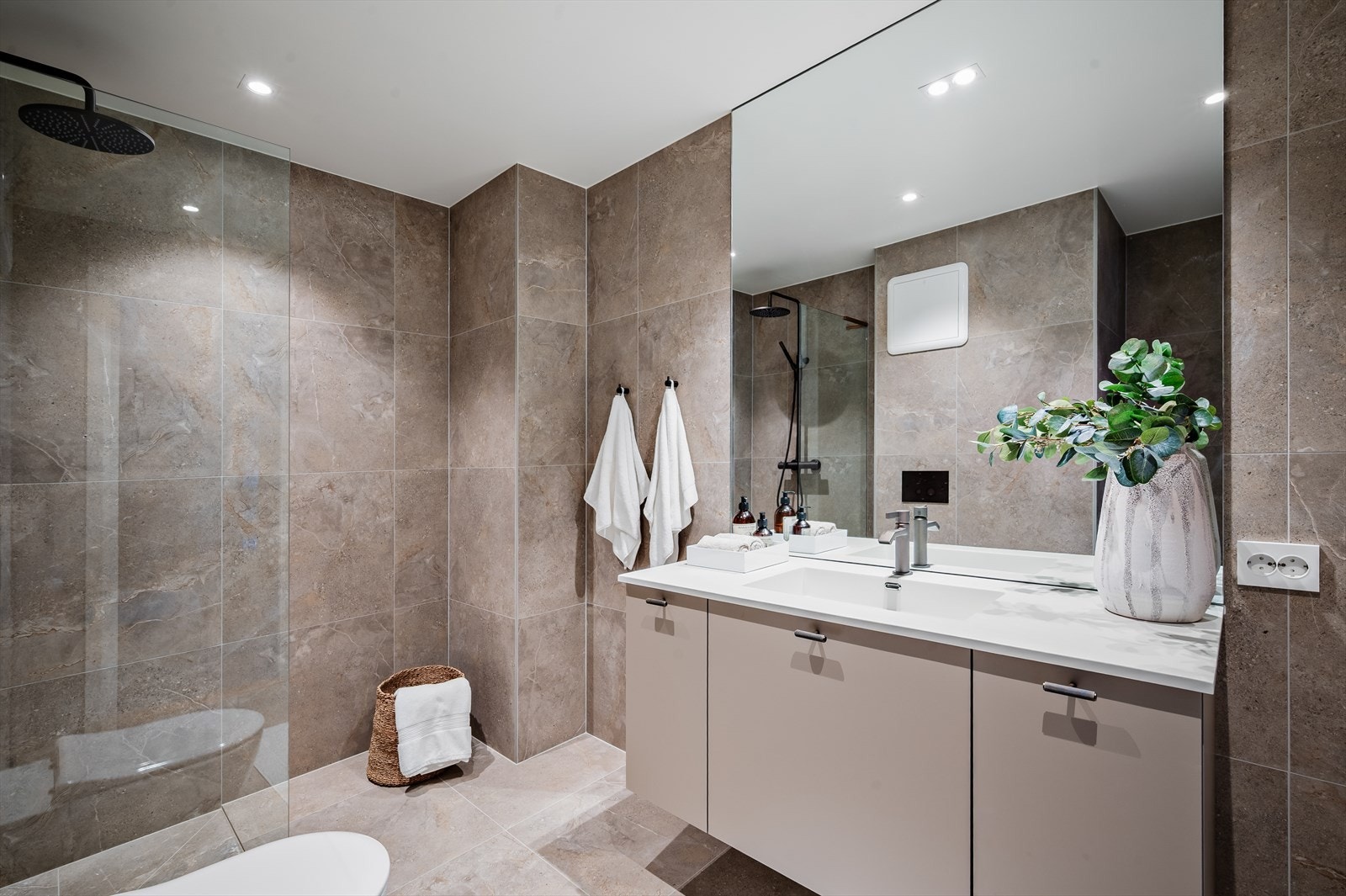 Badet har spesialtilpasset speil fra benk til tak og gulvvarme med smartstyring i Plejd. Galleribilde