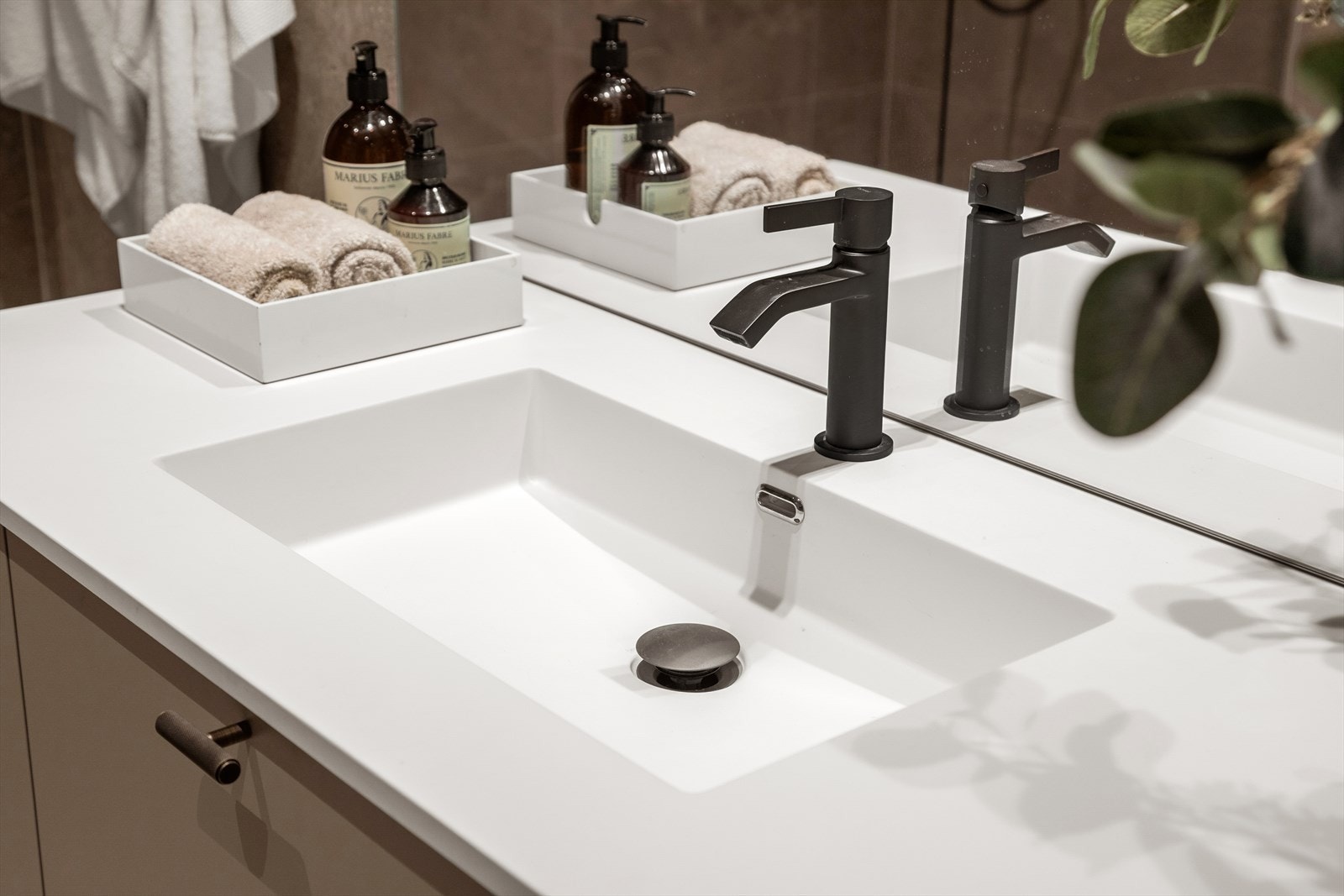 Badet har armatur fra Tapwell. Håndtak og håndkleholdere fra Lovehandles. Galleribilde