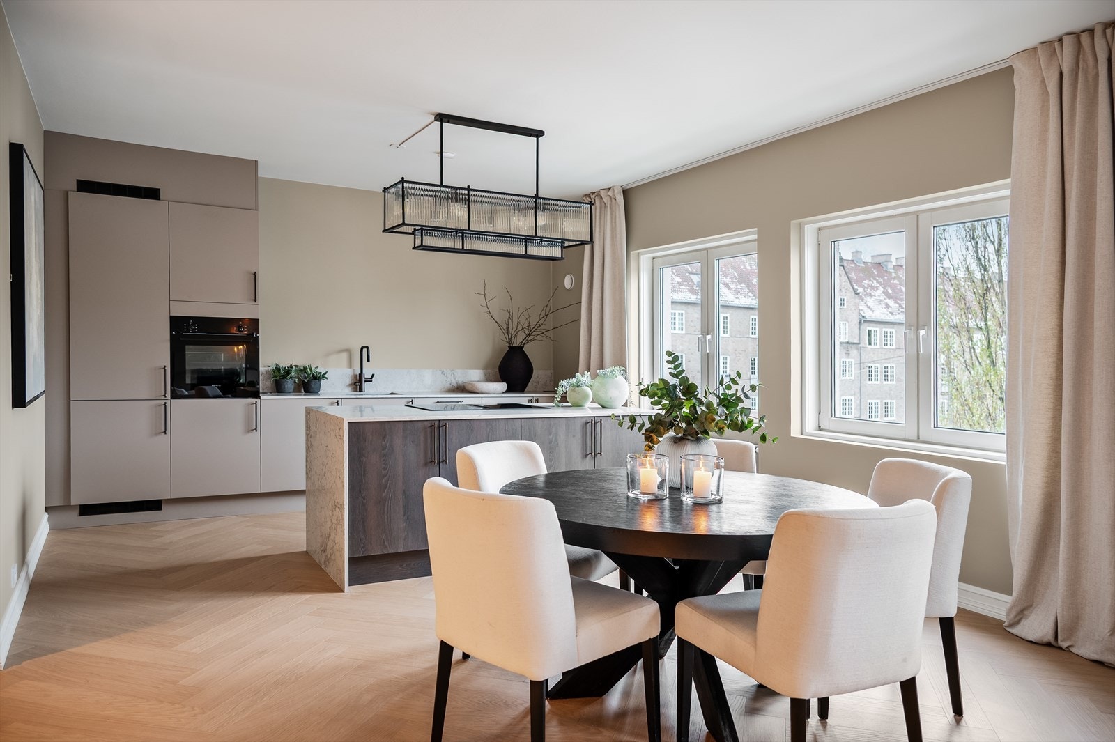 Spisestuen ligger fint plassert i tilknytning til kjøkkenet og har vakkert lysinnslipp fra store vindusflater. Galleribilde