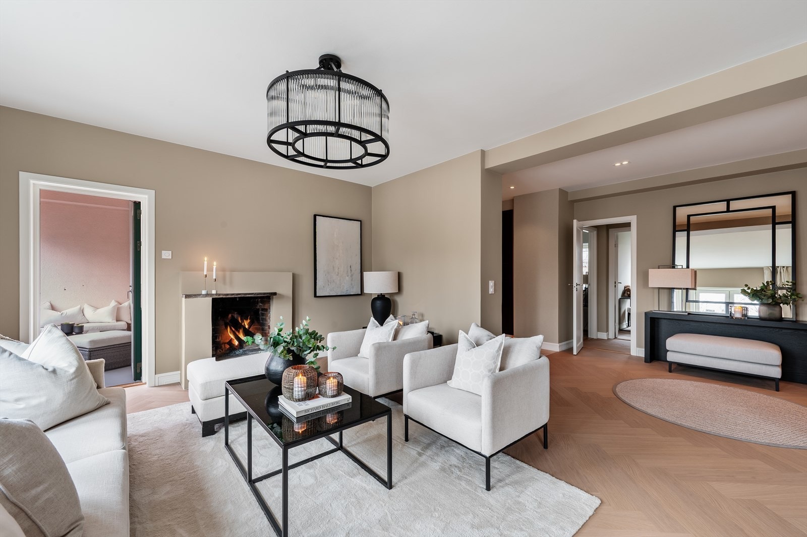 Gulvene er avrettet, og det er lagt lekker fiskebensparkett i hele leiligheten. Galleribilde