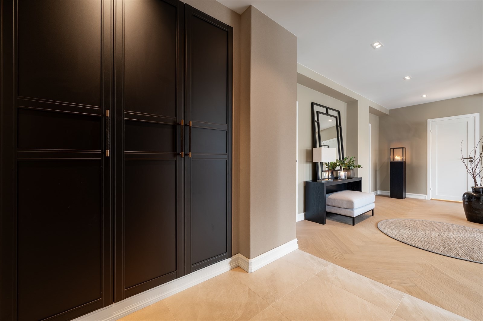 Stor plassbygget garderobe i entré for oppheng av yttertøy og sko. Galleribilde