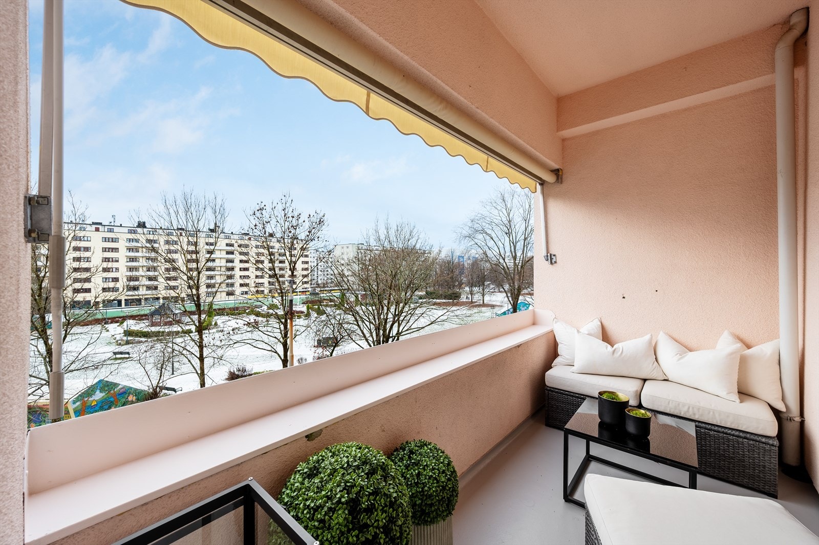 Lun og skjermet sydvestvendt balkong med plass til sittegruppe. Galleribilde