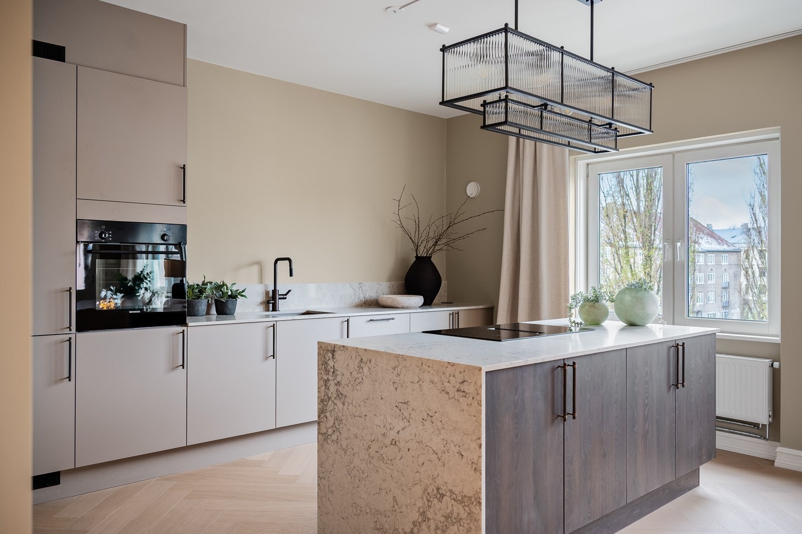 Benkeplate og kjøkkenøy med komposittsten fra Sigvartsen. Galleribilde