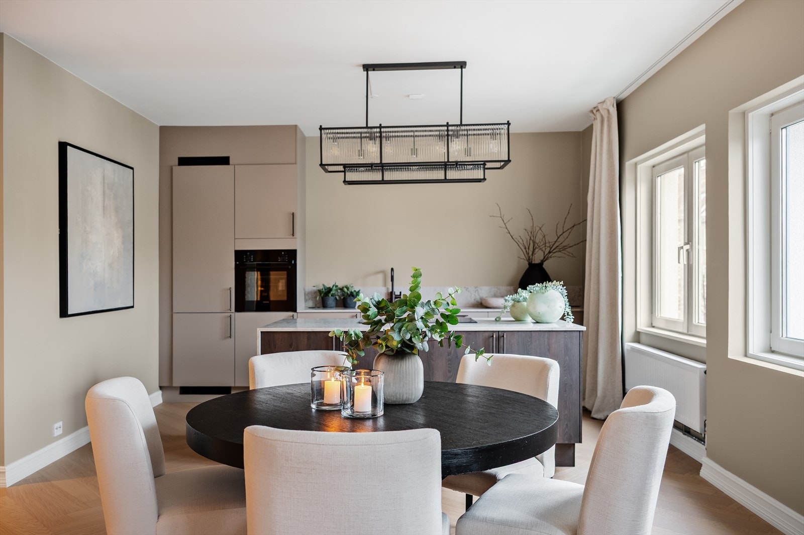 Integrerte Backmann Twist-stikk i benkeplate (mot vegg). Galleribilde