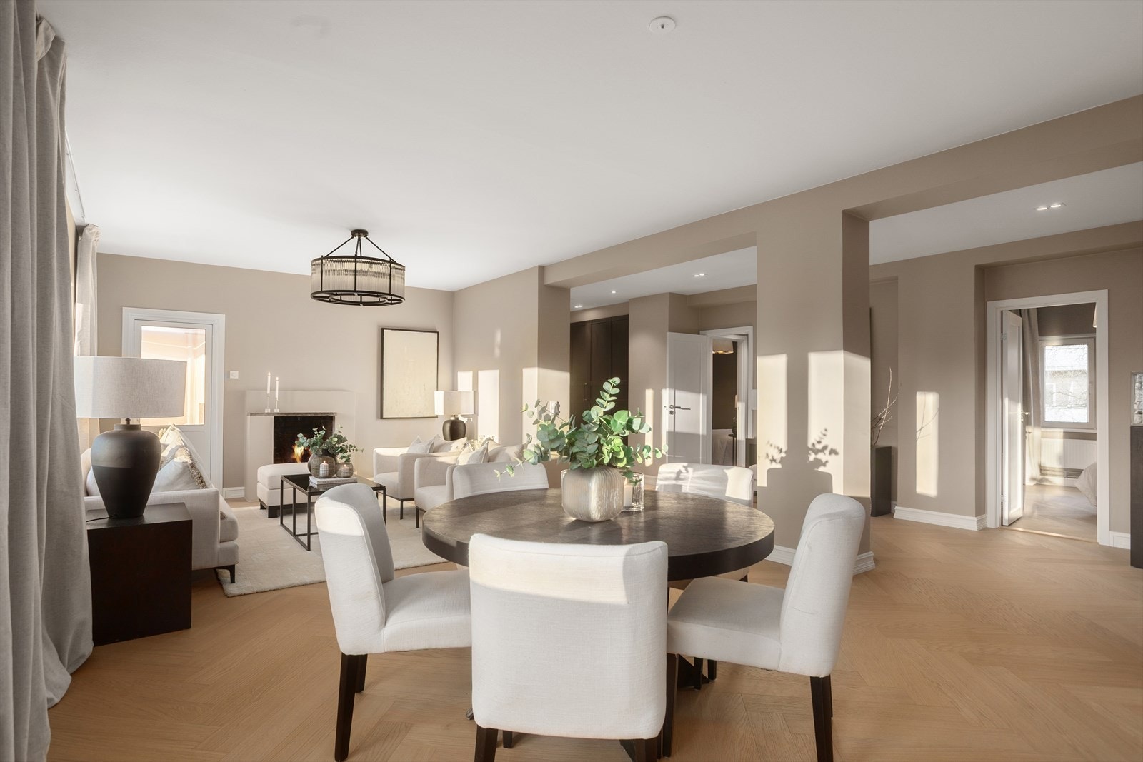 High-end leilighet som er oppusset i høystandard og med påkostede materialer, som gir et luksuriøst og gjennomført utrykk. Velkommen! Galleribilde