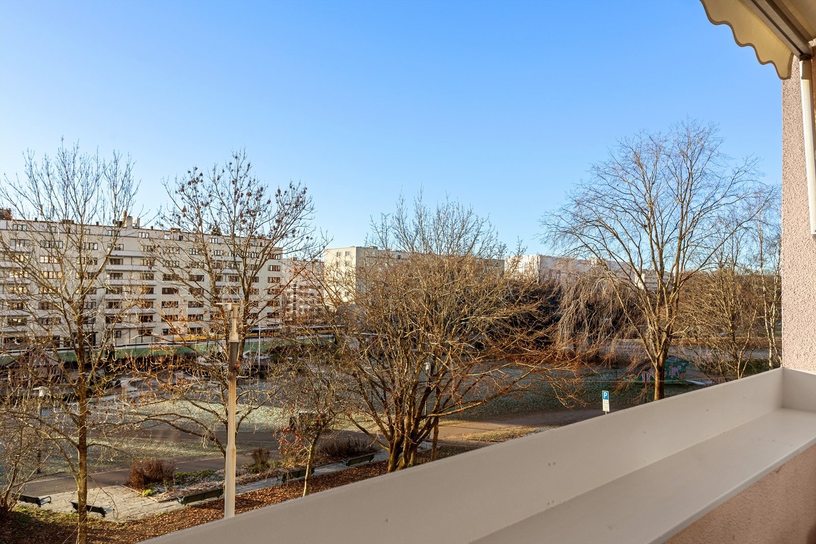 Leiligheten ligger fritt til, uten innsyn og i flotte i omgivelser. Galleribilde