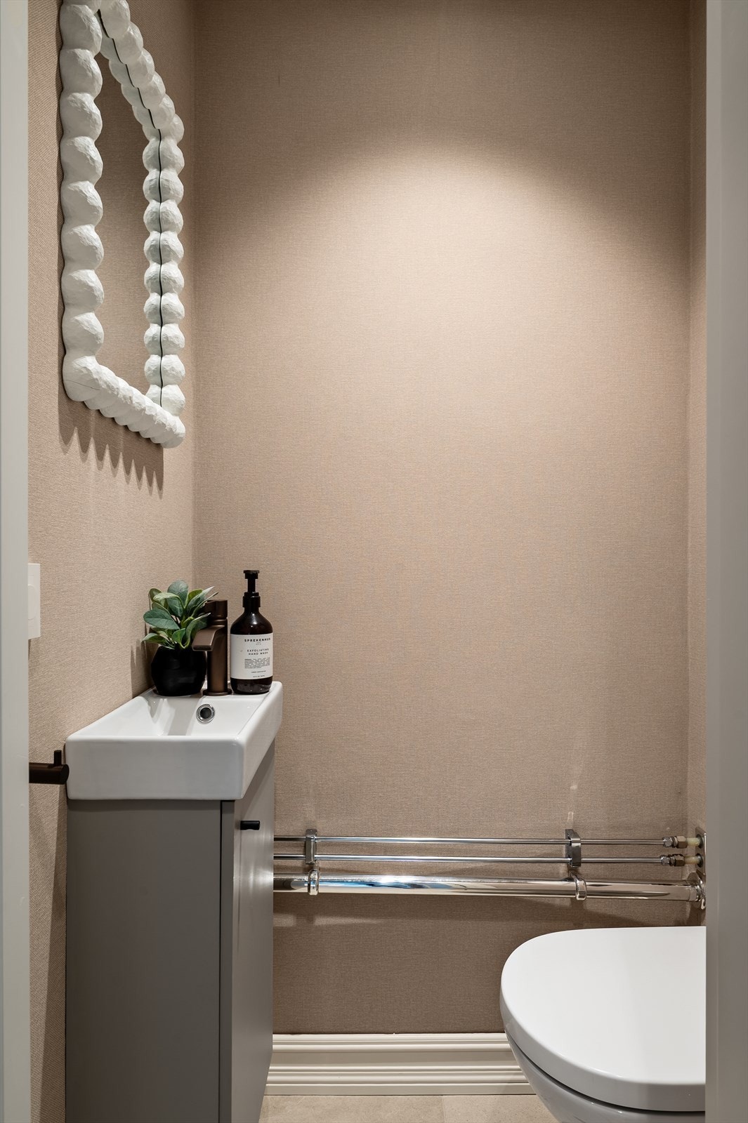 Separat toalettrom i tilknytning til entré. Lekker tapet og armatur fra Tapwell. Galleribilde